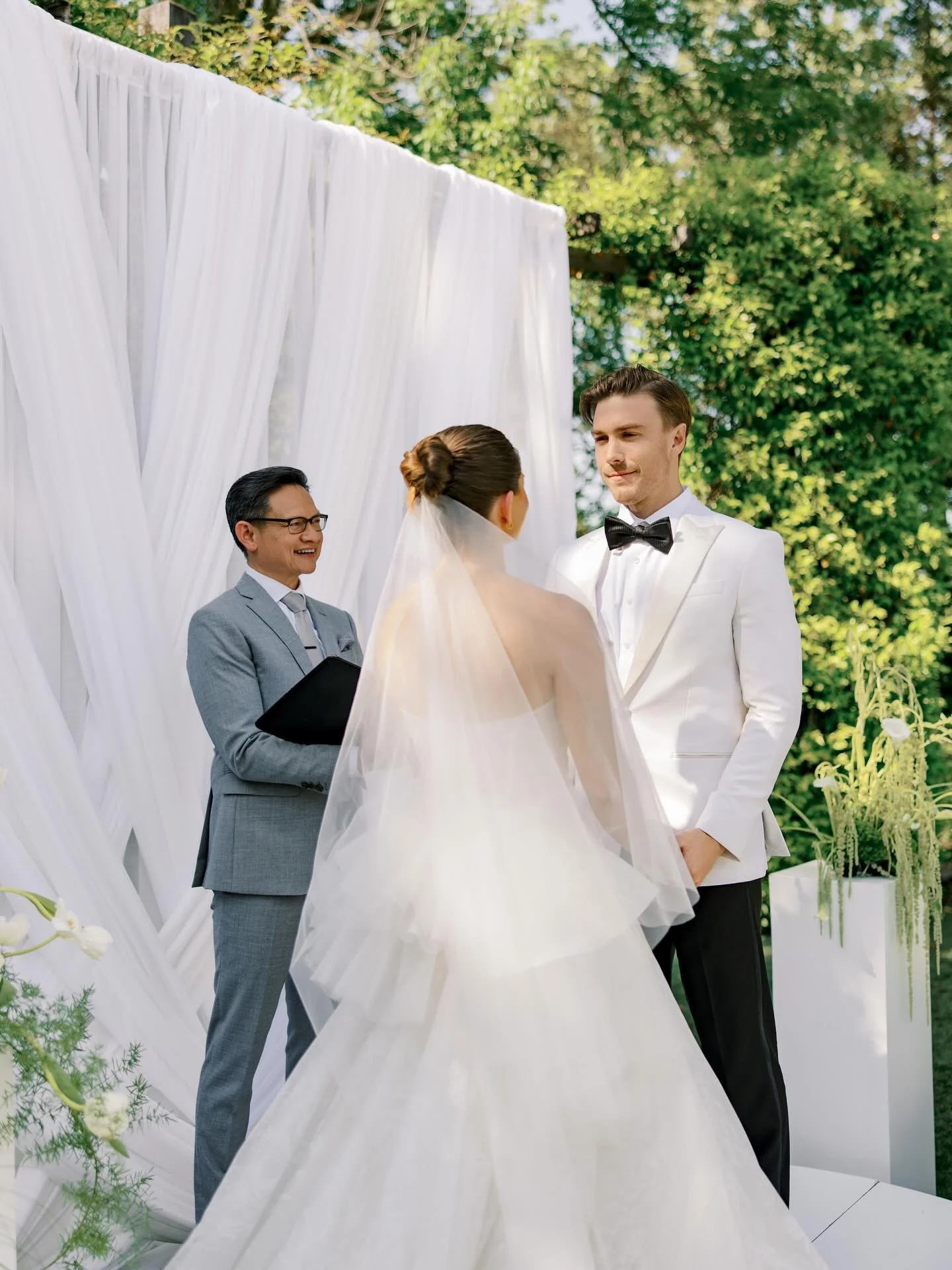 @brindarenapavalley is absolutely breathtaking &mdash; with the vineyards, soft sunlight, and mountain views creating such an effortlessly romantic atmosphere.

The wedding design feels so refined and fresh, with the crisp white and vibrant green pal