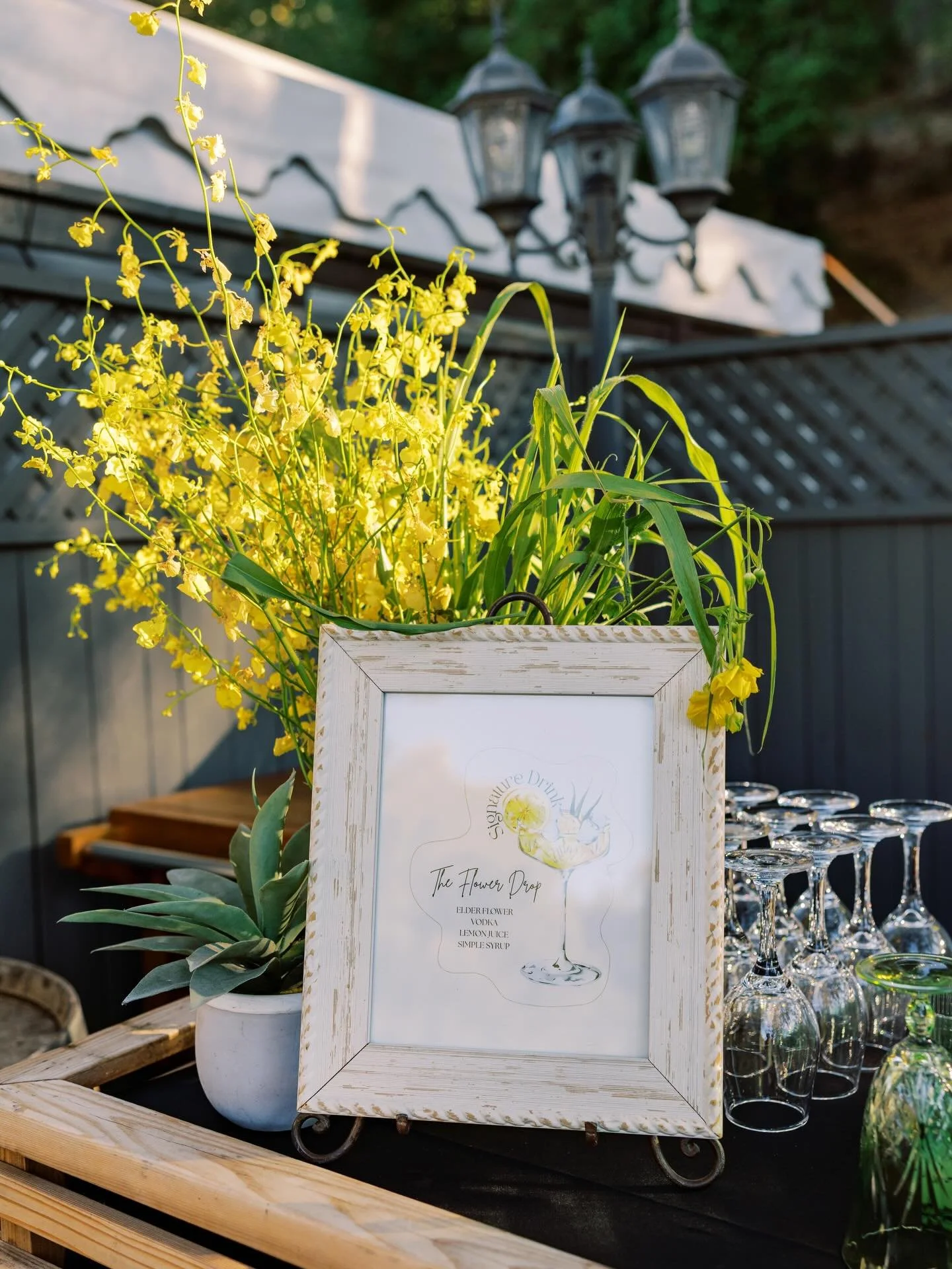 An effortless kind of beauty 🌿
Where nature leads, and design gently follows.

At @littlehillsevents in San Ramon, this ceremony setting feels open, grounded, and quietly romantic &mdash; woven with organic greens, soft yellow blooms, and natural wo