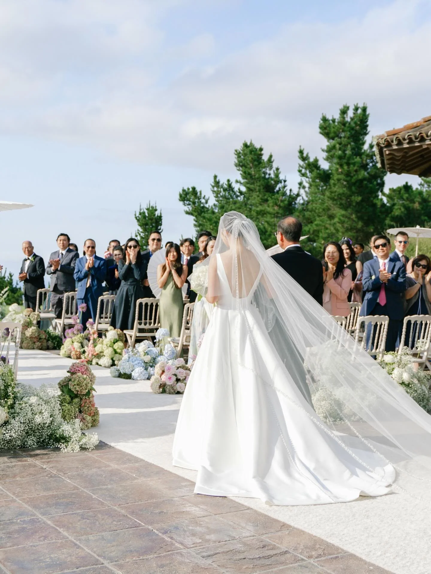 Tehama Golf Club is definitely one of the most beautiful ceremony locations in Northern California.

Perched on the hillside, the view stretches across rolling mountains, and the whole space feels incredibly peaceful and private.

The pastel florals 