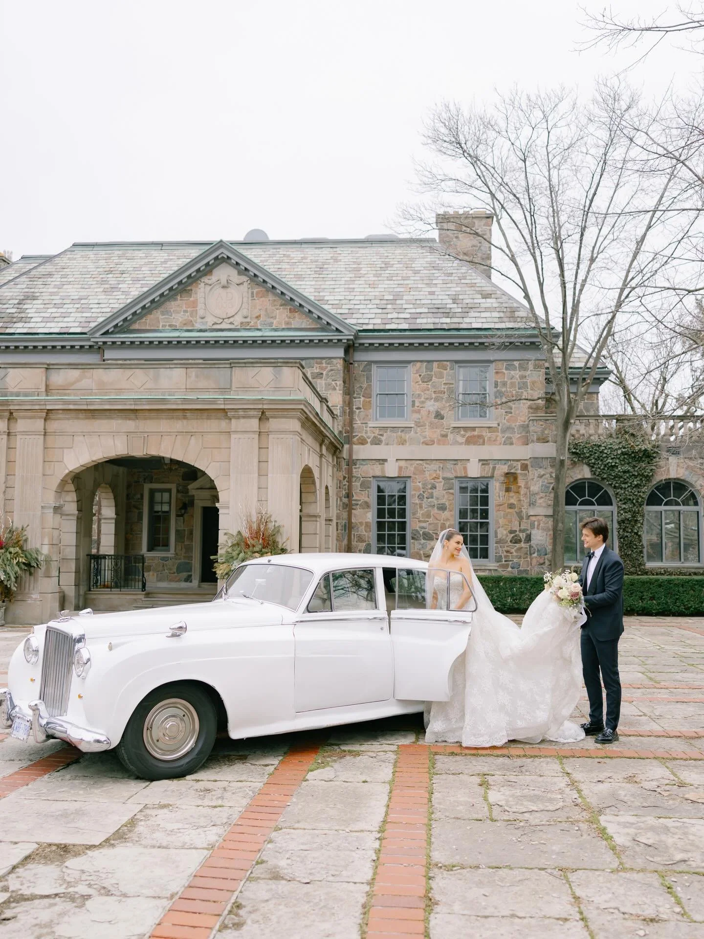 There&rsquo;s something so effortlessly refined about Graydon Hall Manor.
Old stone walls, soft light, and a vintage car that adds just the right touch of nostalgia.

#graydonhallmanor #graydonhallmanorwedding #theolanawedding #theolanaweddingphotogr