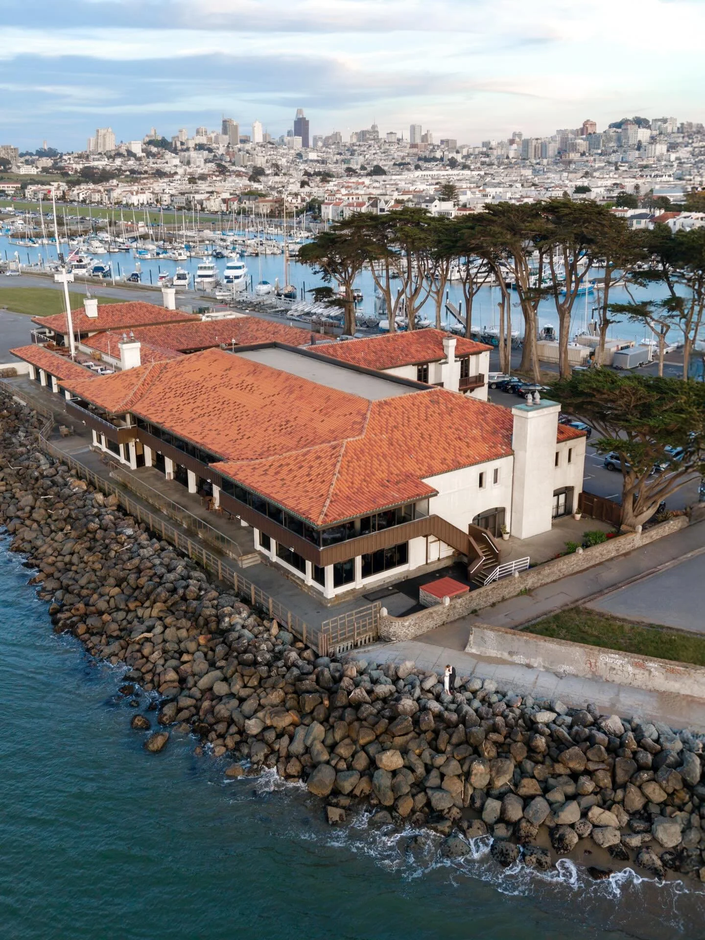Because our groom, Peter, is a professional rower, his family chose the @stfyc St. Francis Yacht Club in San Francisco as the setting for their rehearsal dinner the day before the wedding.

Our talented bride, @brianaberger thoughtfully styled the sp