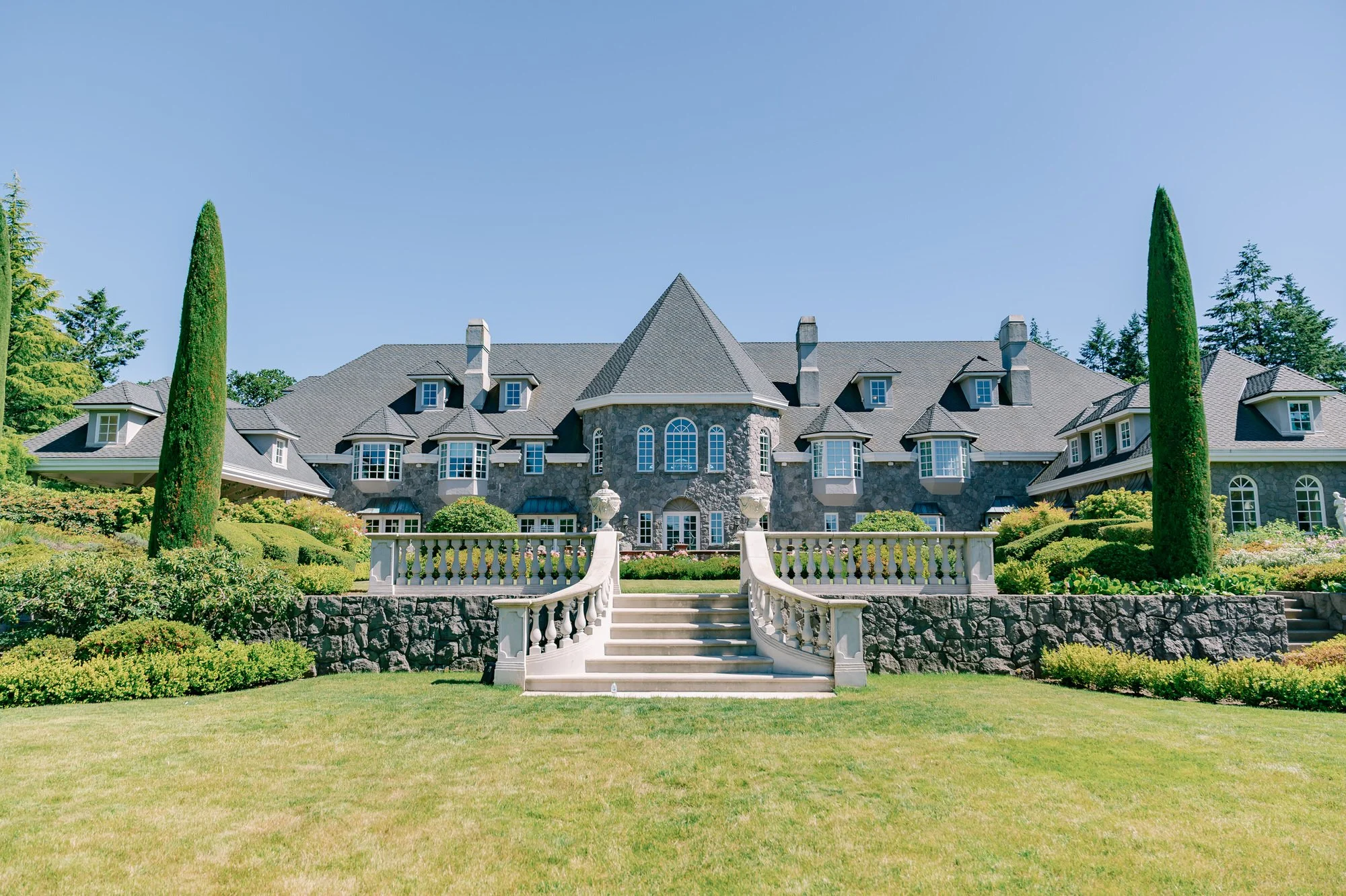 Exterior view of Château de Michellia, a European-inspired castle wedding venue in Salem, Oregon.