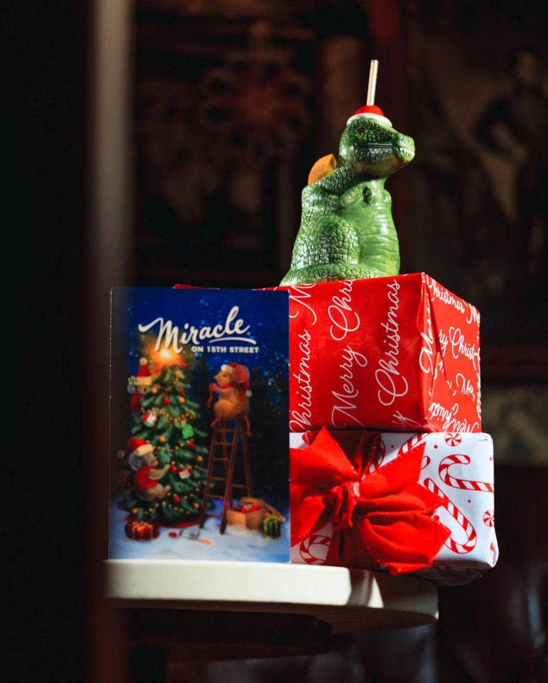 Presents, twinkle lights, and a T-rex in a Santa hat. Just Miracle things. ❤️🎄🦖

📸 @jmatty.photo 
#miraclepopup #christmasbar #sacramento