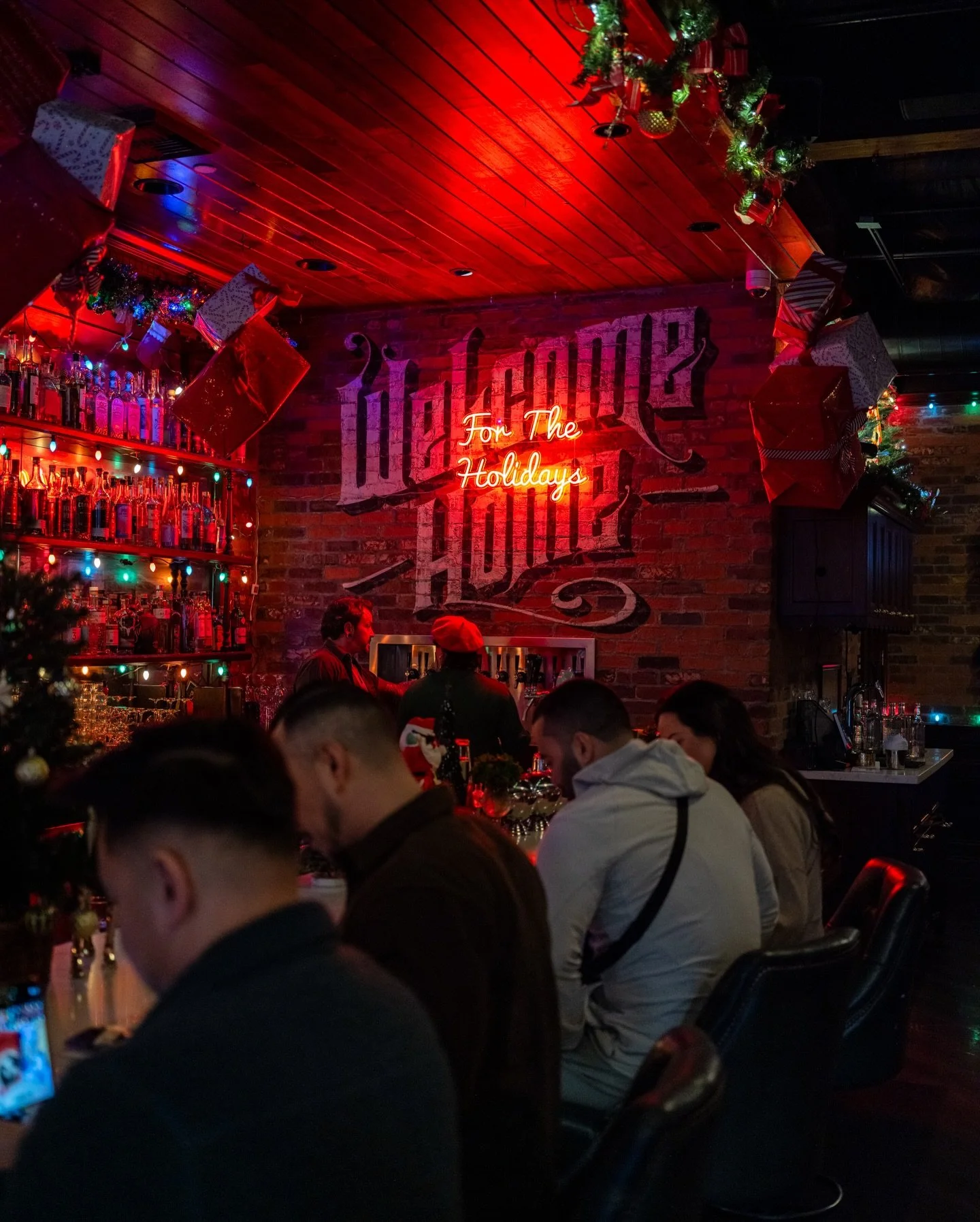 The kind of holiday bar that feels like stepping into a Christmas movie&hellip; but with better drinks. 🎅🏽🎁✨
@miraclepopup runs until January 4th.

📸 @jmatty.photo 
#miraclepopup #christmasbar #holidaybar #sacramento