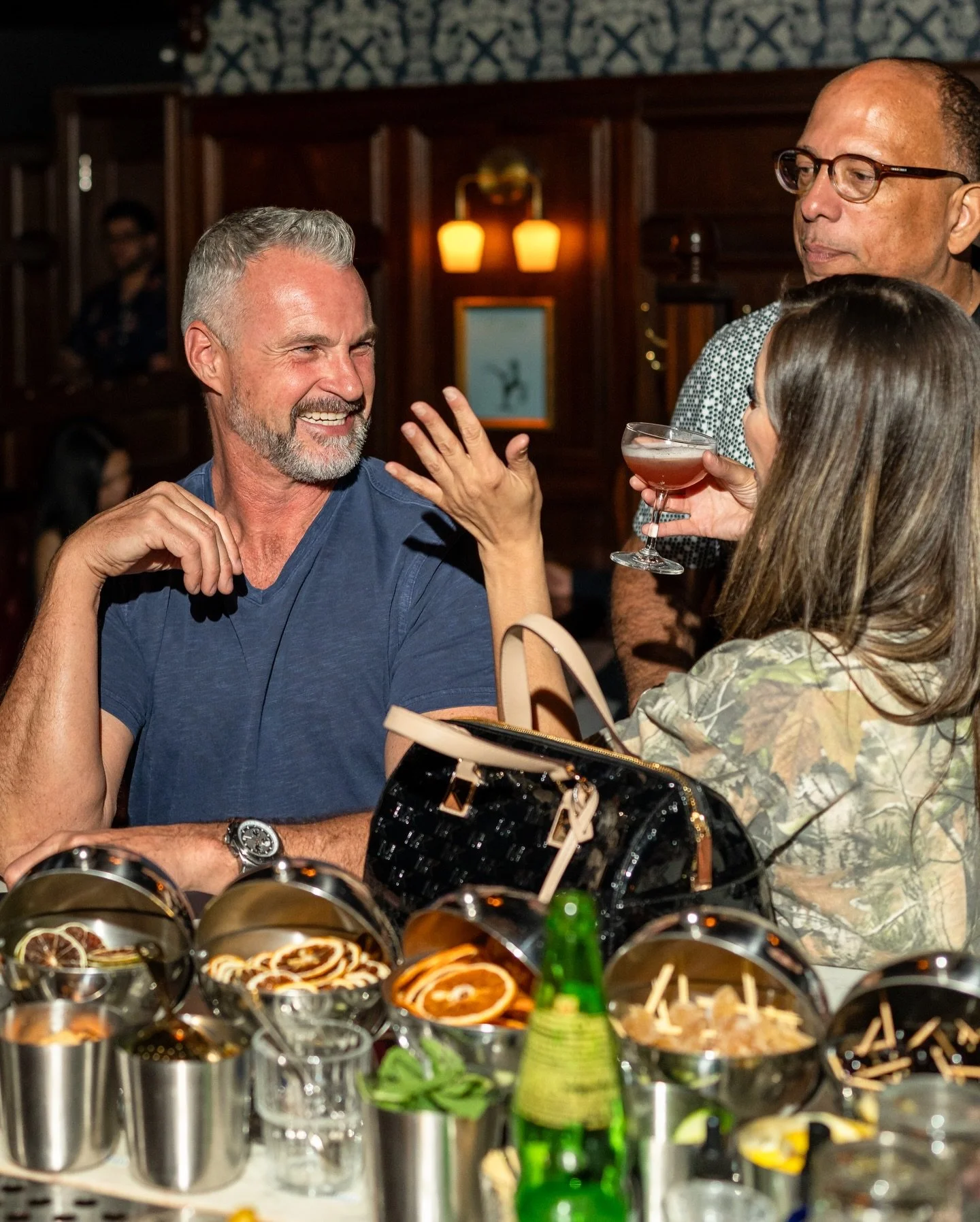 Moments that can only be made at The Snug 🪄 
This year, and every year, we continue to keep our promise to be a place of community connection 🤝 

📸 @joebmatty 
#cocktailbar #hospitality #sacramento