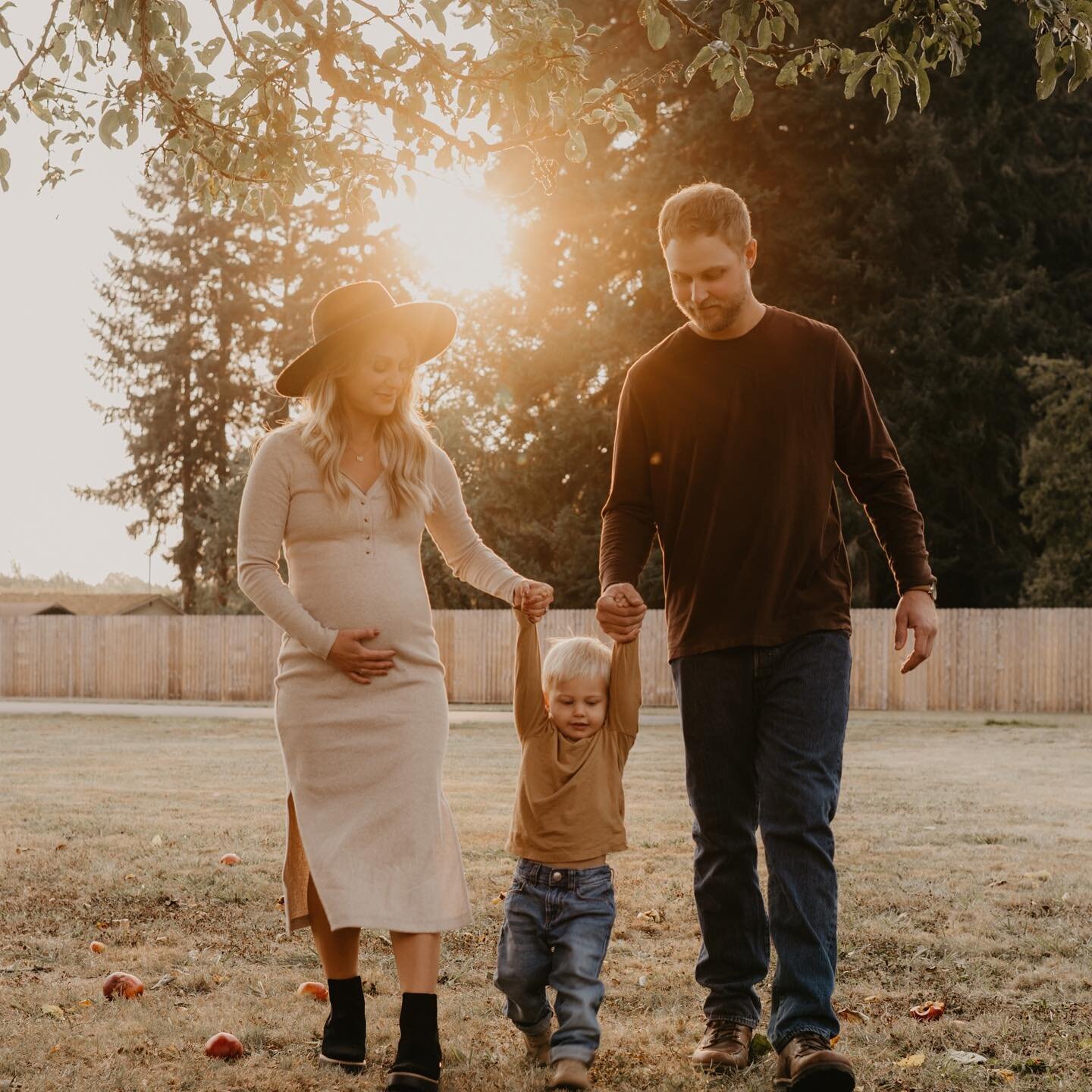 I think spring has finally figured it out in the PNW! ☀️ All I can think about is getting my hands on my camera 🌱🖤 let&rsquo;s create some beautiful photos!

#pnwphotographer #pnwfamilyphotographer #pnwlifestylephotographer #puyallupphotographer
