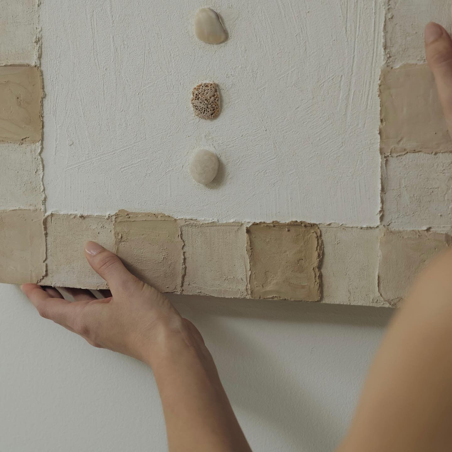 some of my new artwork is still available on my website! link in bio to see the full collection 🫶🏼

#texturedart #cocooncollection #shellart #stoneart