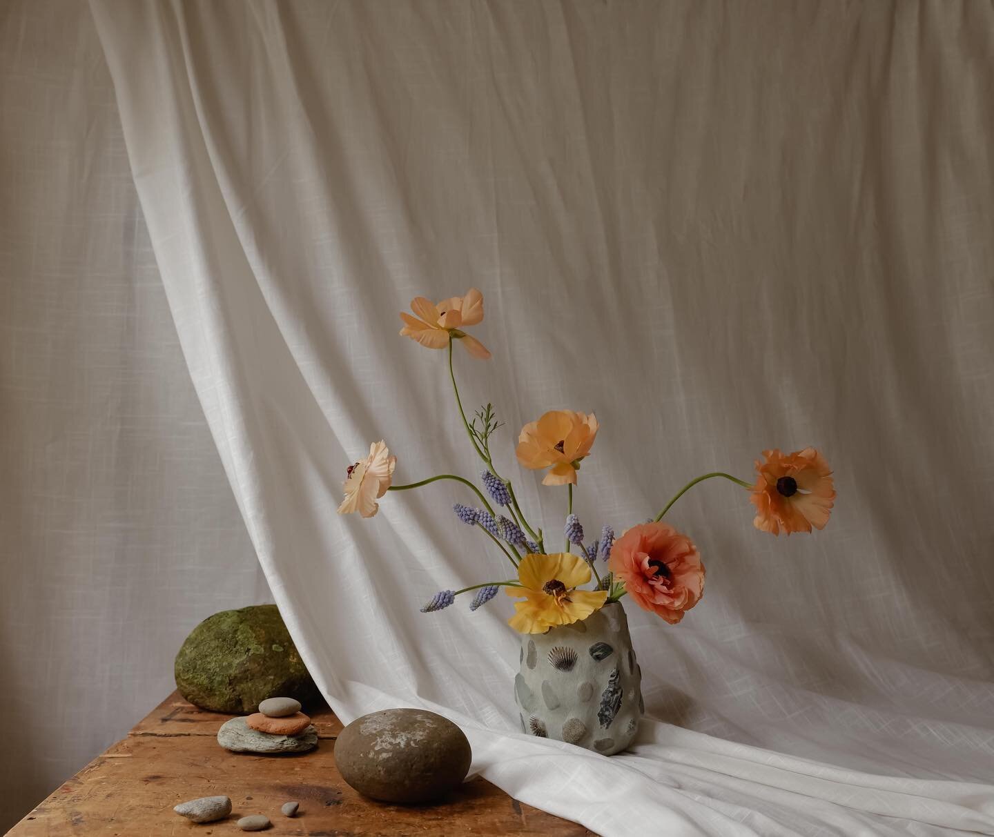 &lsquo;calm&rsquo; 
5&rdquo;W x 6&rdquo;H sculptural vessel composed of glass, plaster, sand, cement, found shells &amp; sea stones from the east coast

dm me for inquiries!

🌺 floral design by @theplot_buffalo