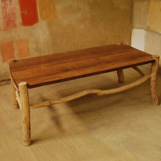 Table basse en bois de feuillus.