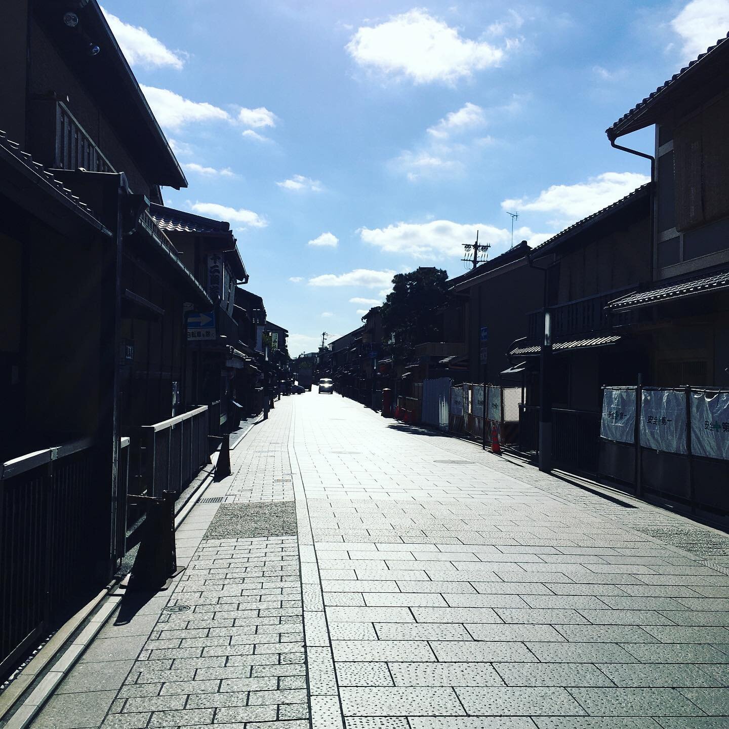 Under restrictions, most popular street in #kyoto turns a surreal fiction like landscape. #hanamikoji #kyoto #covid_19 #lockdown