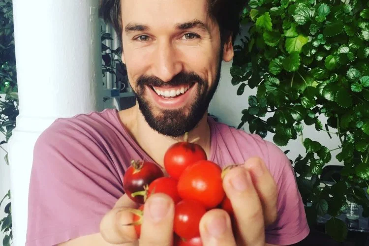 Henry-gordon-smith-agritecture-Vertical-Farm-tomato.jpg