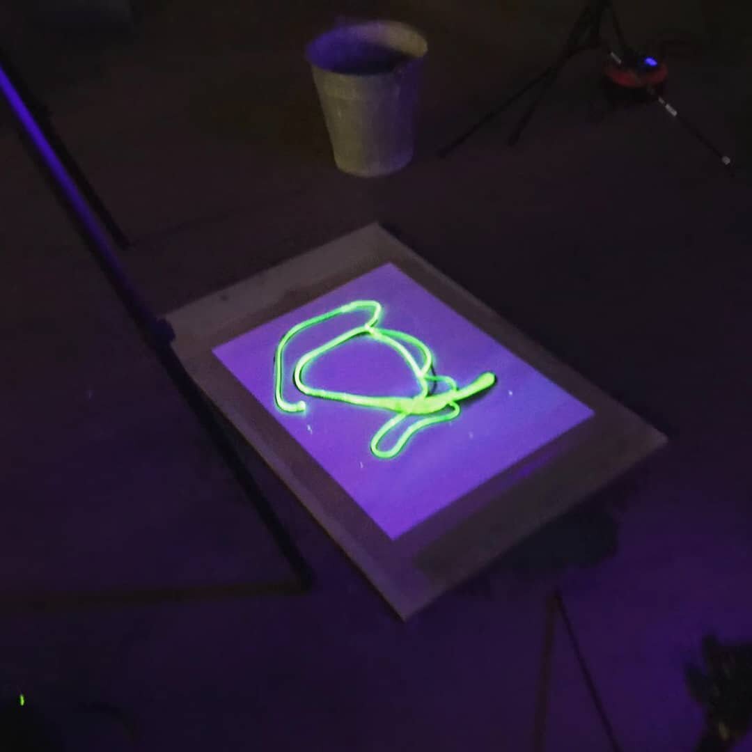 These colours are just from the fluorescence of uranium glass and the reflected visible light from the blacklight showing pink on the watercolour paper .
.
.
.
#glassartist #art #lightart #artistsofinstagram #wip #spectrum #florescent #colour #glass 