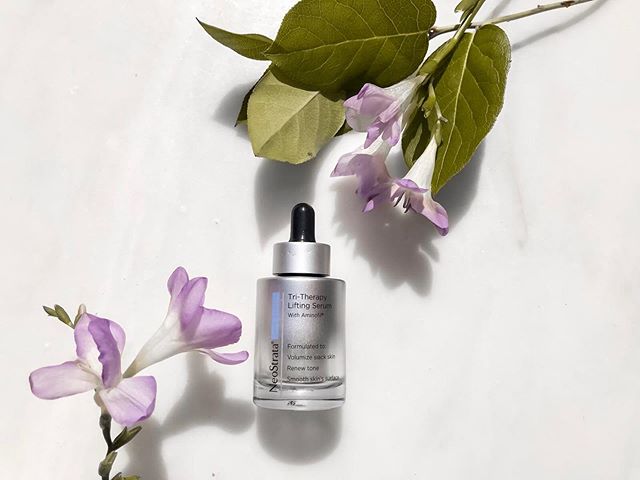 #ebproductoftheweek is @neostrata &lsquo;s 
Tri-Therapy Lifting Serum with Aminofil. 
It&rsquo;s ideal for Dry, Normal and Oily Skin types! ✨ Director of @editorsbeauty, Alicia says, &ldquo;This serum is one of my faves for lifting and tightening the