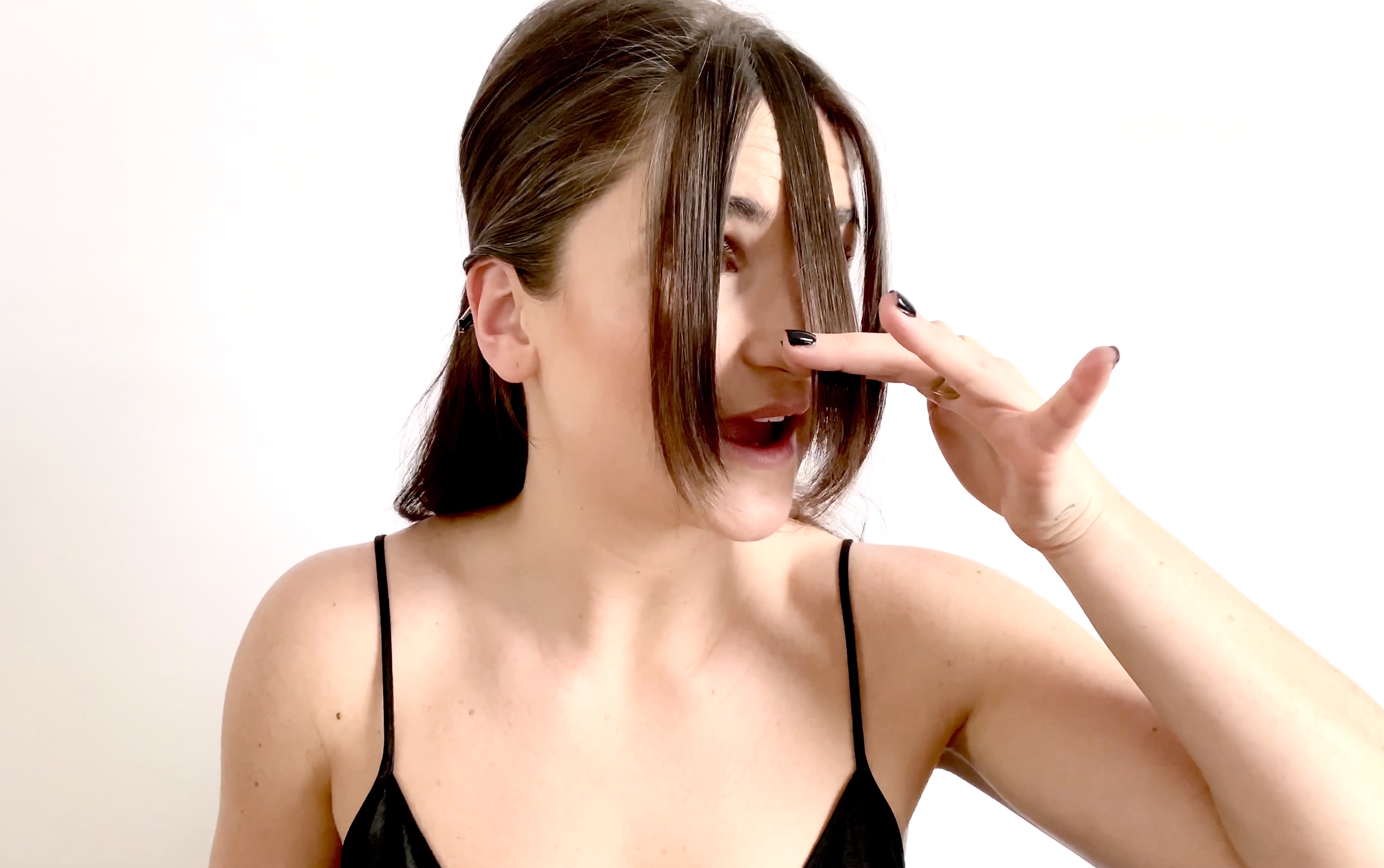  Now you need to choose the length you want to take off your fringe. You can go to the end of your nose. 