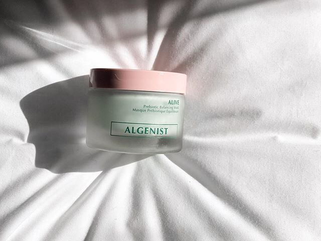 For #ebproductoftheweek we feature @algenist &rsquo;s 3 minute color-changing ALIVE Prebiotic Balancing Mask that helps balances your skin's natural microbiome! Our @editorbeauty &rsquo;s director Alicia says, &ldquo;I pop it on once or twice a week 