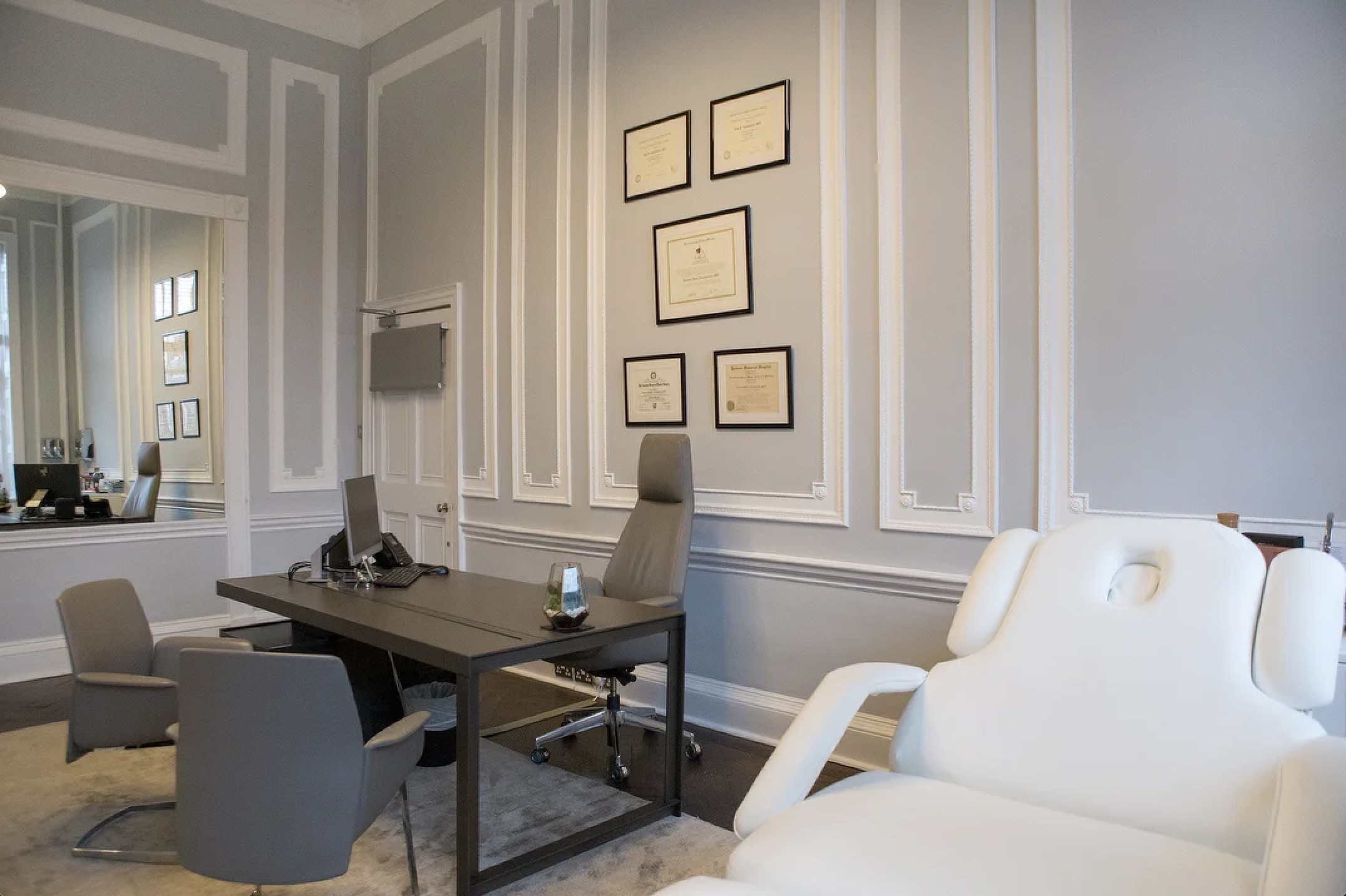 Consultation room at 111 Harley St ahead of an UltraClear laser treatment