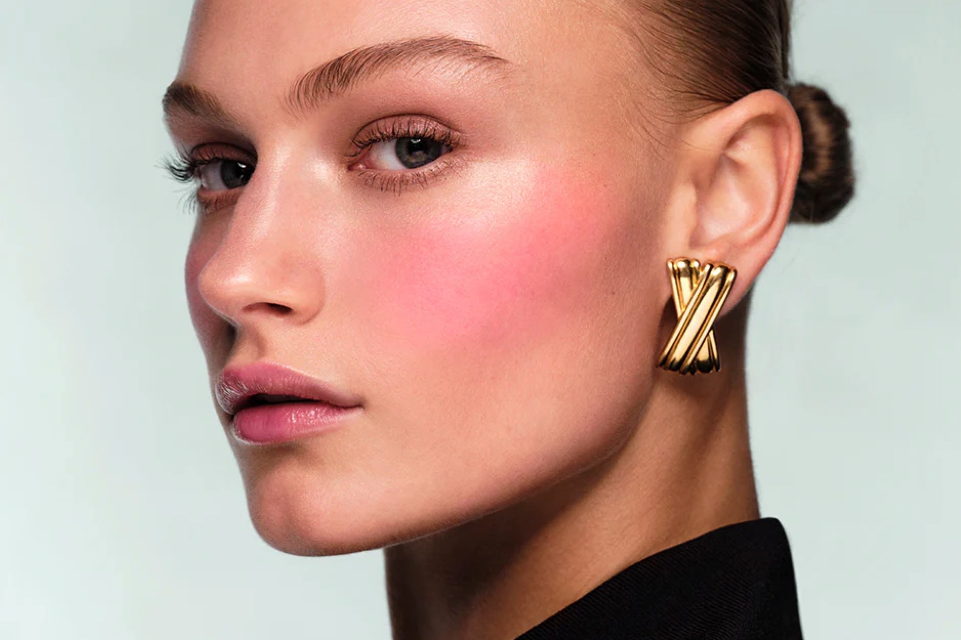 Soft-Focus Complexion: The Makeup Trend That’s Blurring the Line Between Skin and Illusion