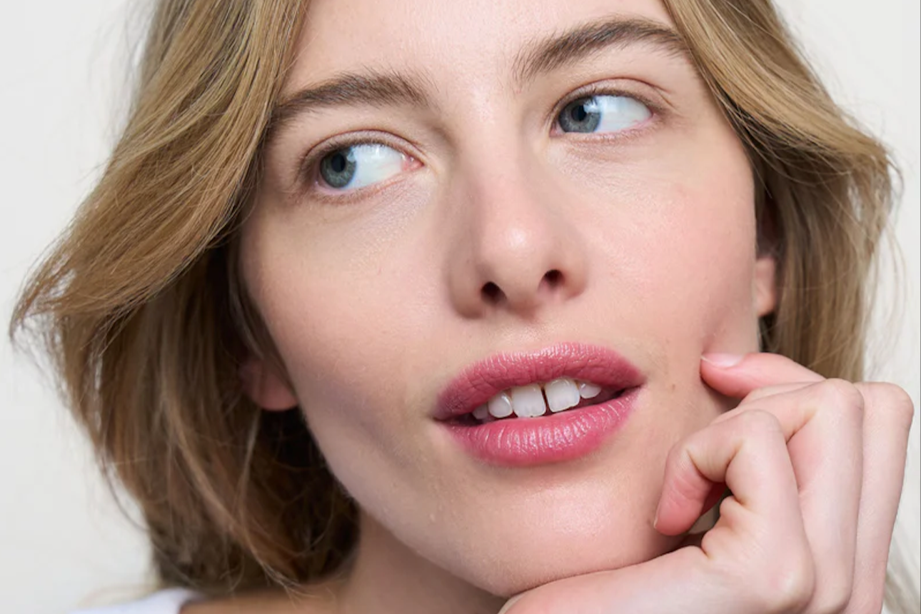 Model wearing fresh natural summer makeup by Kess Berlin with soft pink lips and glowy skin
