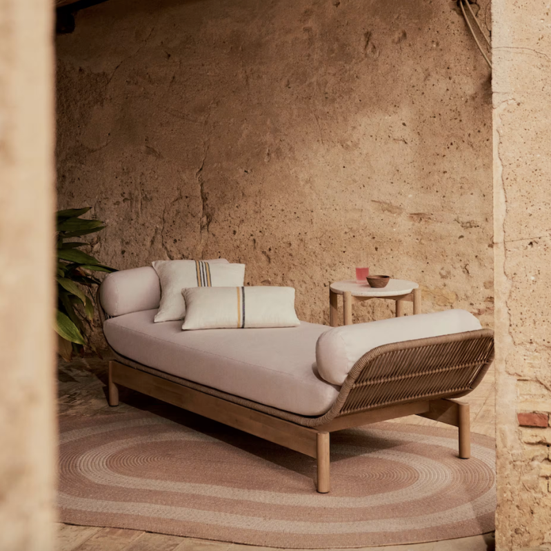 Kave Home Catalina Lounger: Curved sun lounger with cylindrical cushions in warm neutral tones, designed for relaxed outdoor living and soft, inviting spaces
