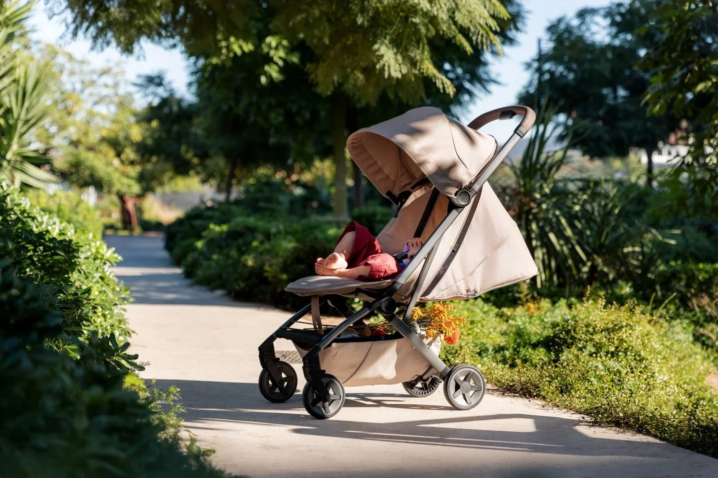 Toddler resting in the Joolz Aer2 stroller with oversized SPF50 sun hood during an outdoor walk
