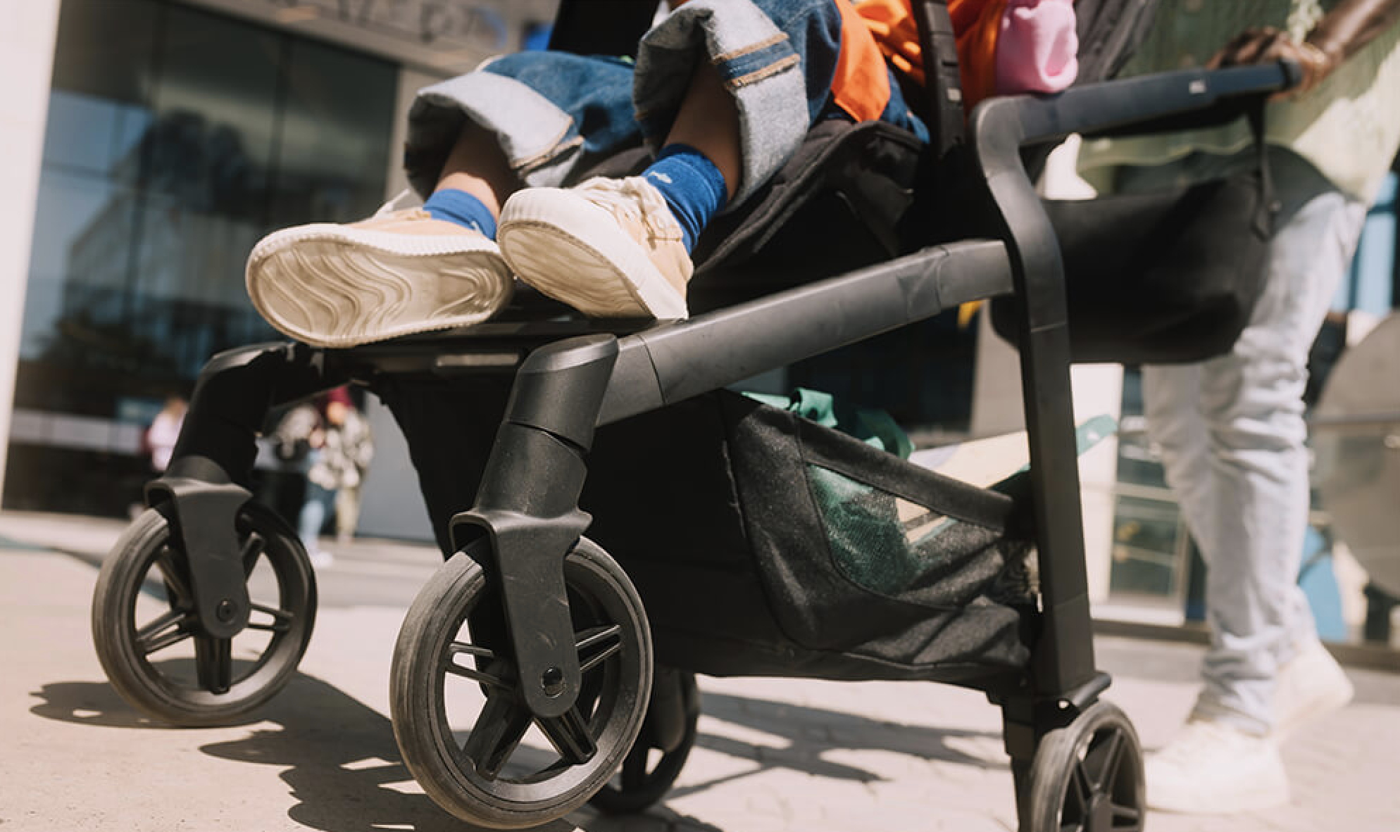 Close-up of the Joolz Hub2 stroller showing the spacious seat, footrest and storage basket