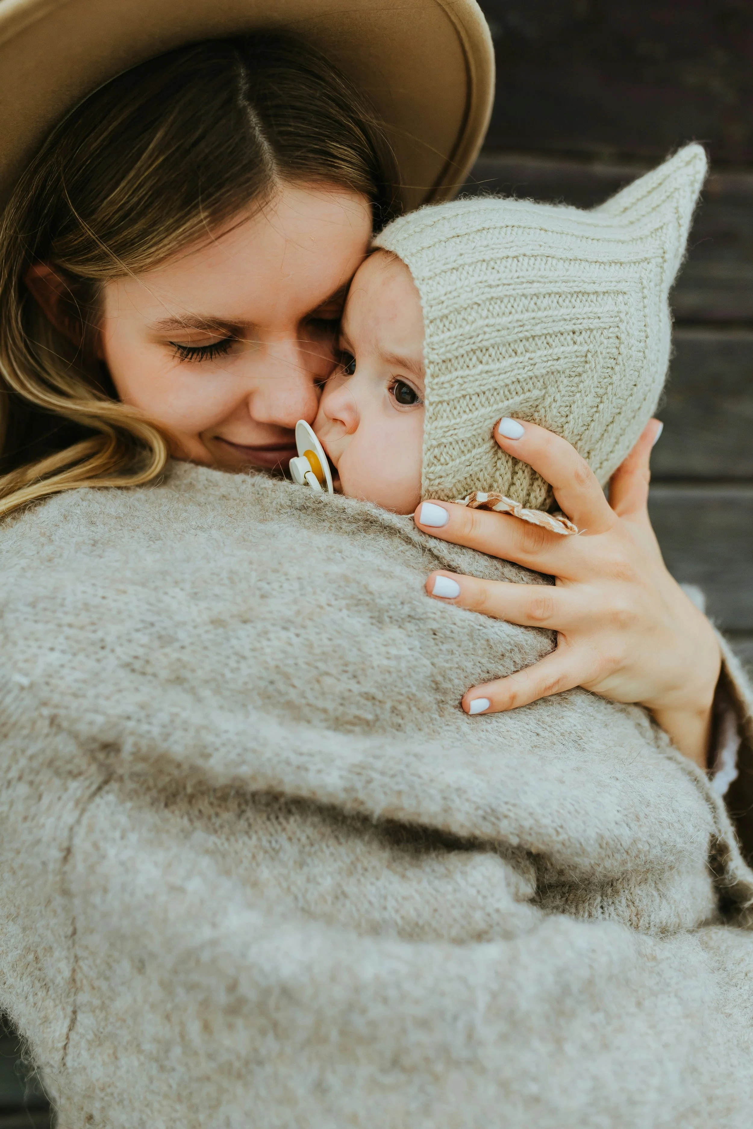 Close-up of a mother holding her baby, highlighting closeness, reassurance and early bonding