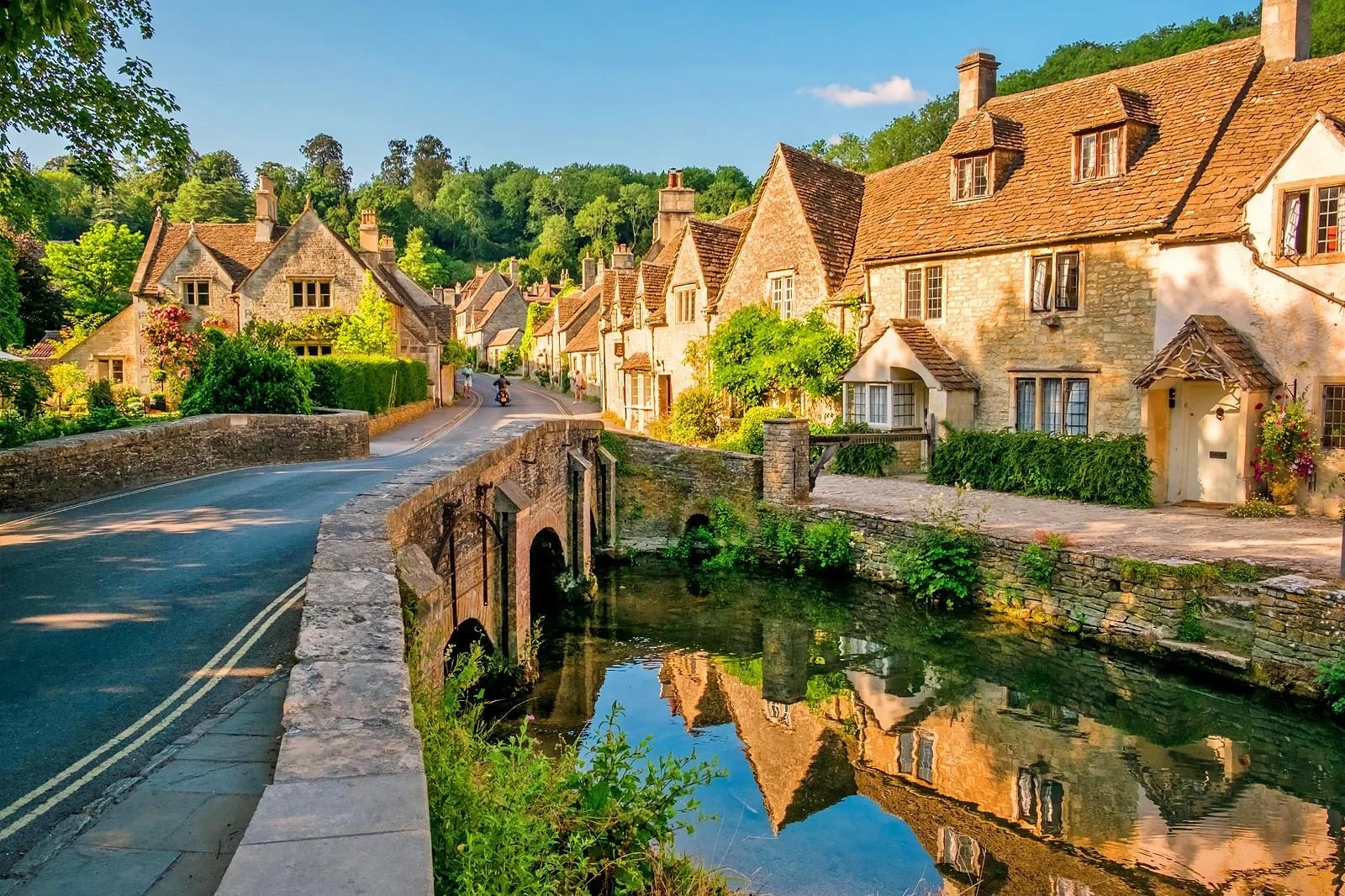 Bridge over  a river, Villages in the Cotswolds, England Uk