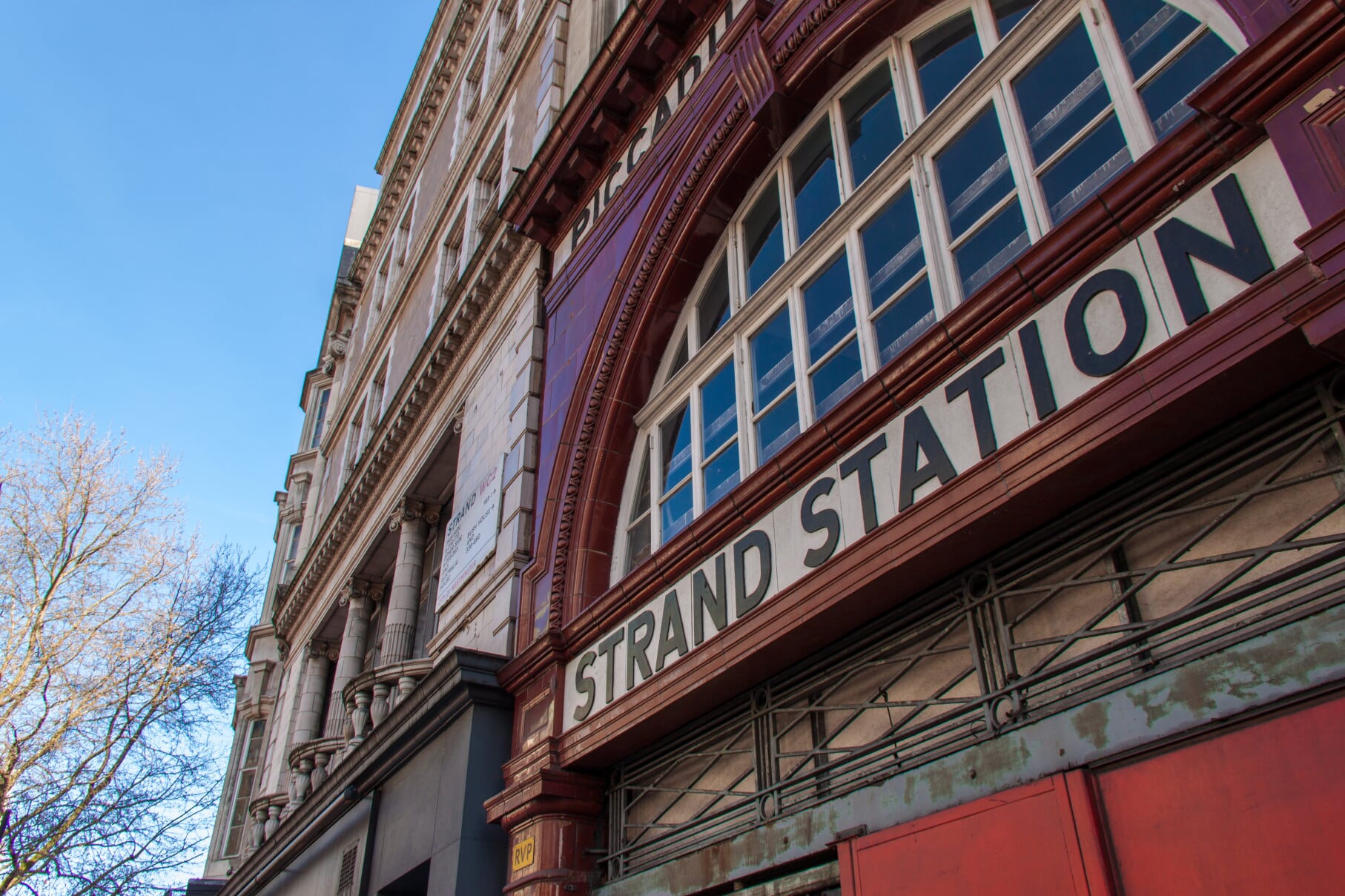 disused Piccadilly line branch station - Strand london city