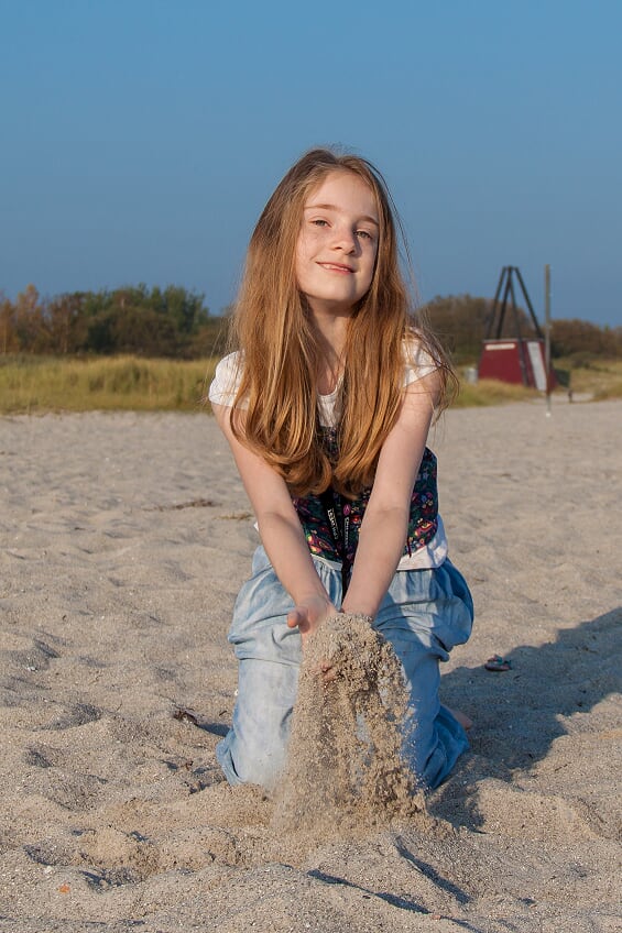 laura throwing sand - photo series - zealand denmark