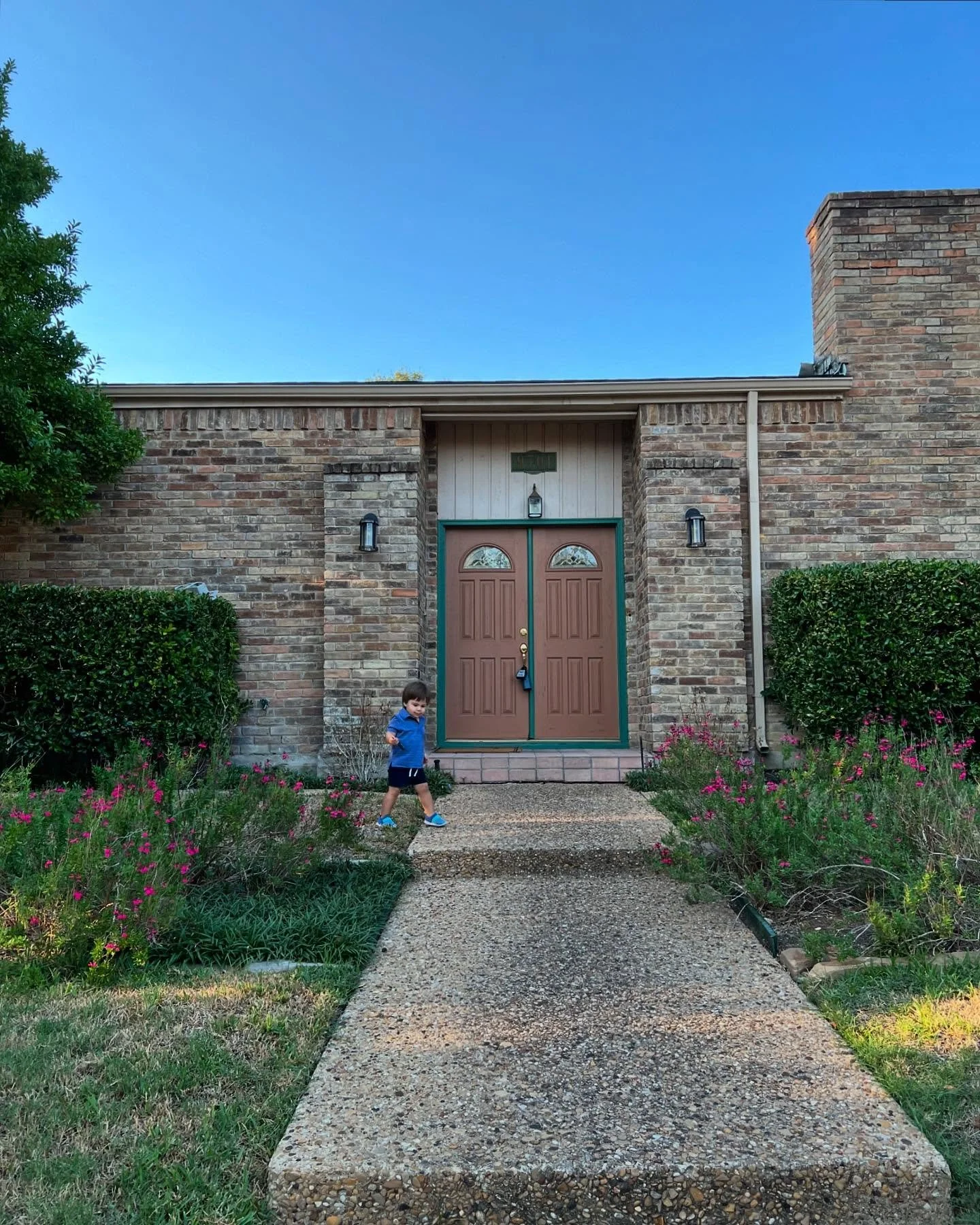 AHHHHH&hellip;. 
We are so excited for our new remodel project. It&rsquo;s a fantastic house with incredible charm and in need of some Meredith love. And to top it off, it&rsquo;s built around a beautiful courtyard. Wild card&hellip; yes, but suuuuup