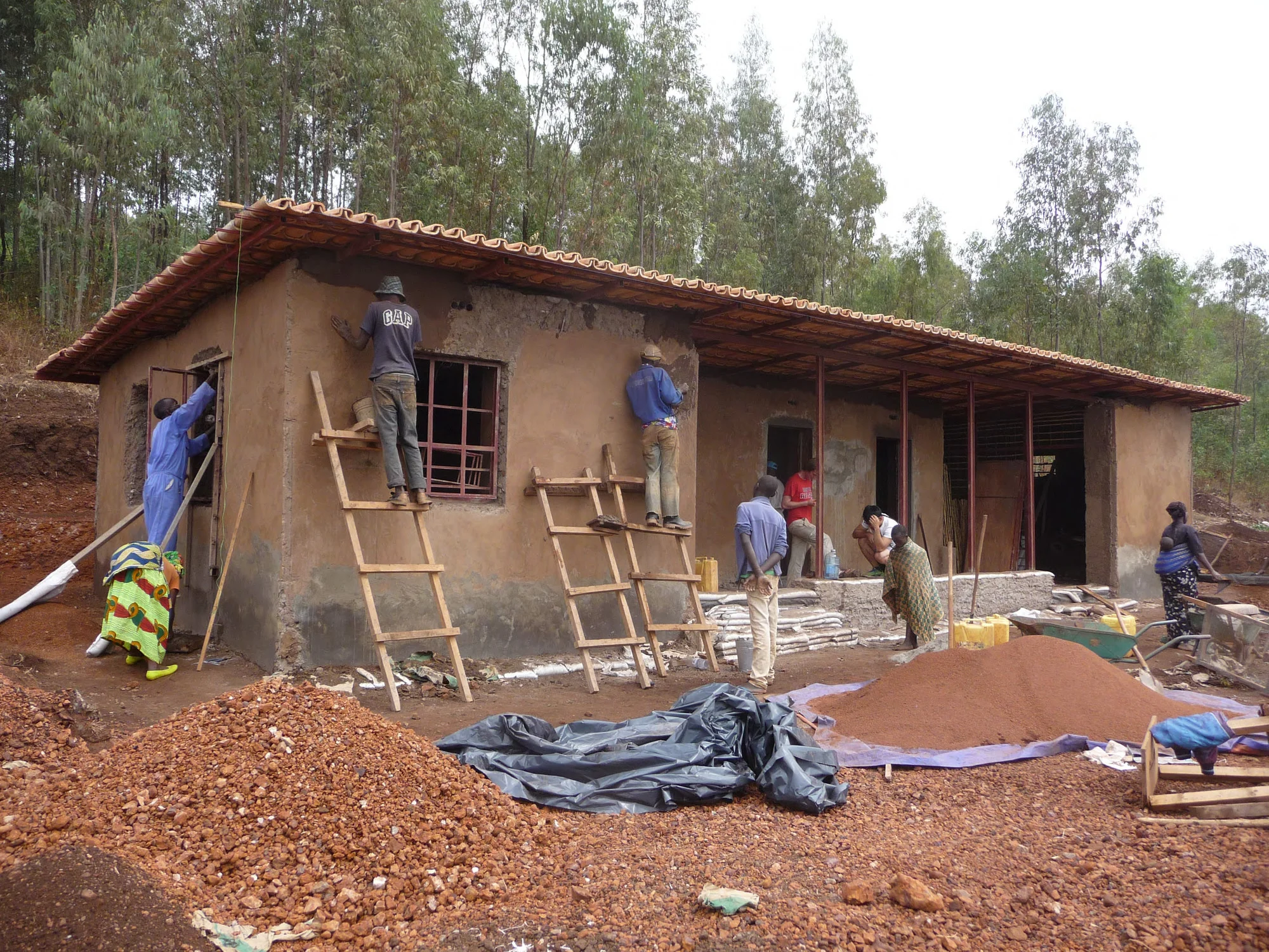 The dissemination of earthbag building techniques to the general public was an important goal for the designers, GA Collaborative. They envision an open-source construction manual that describes the method step-by-step. Image © Jamie Setzler