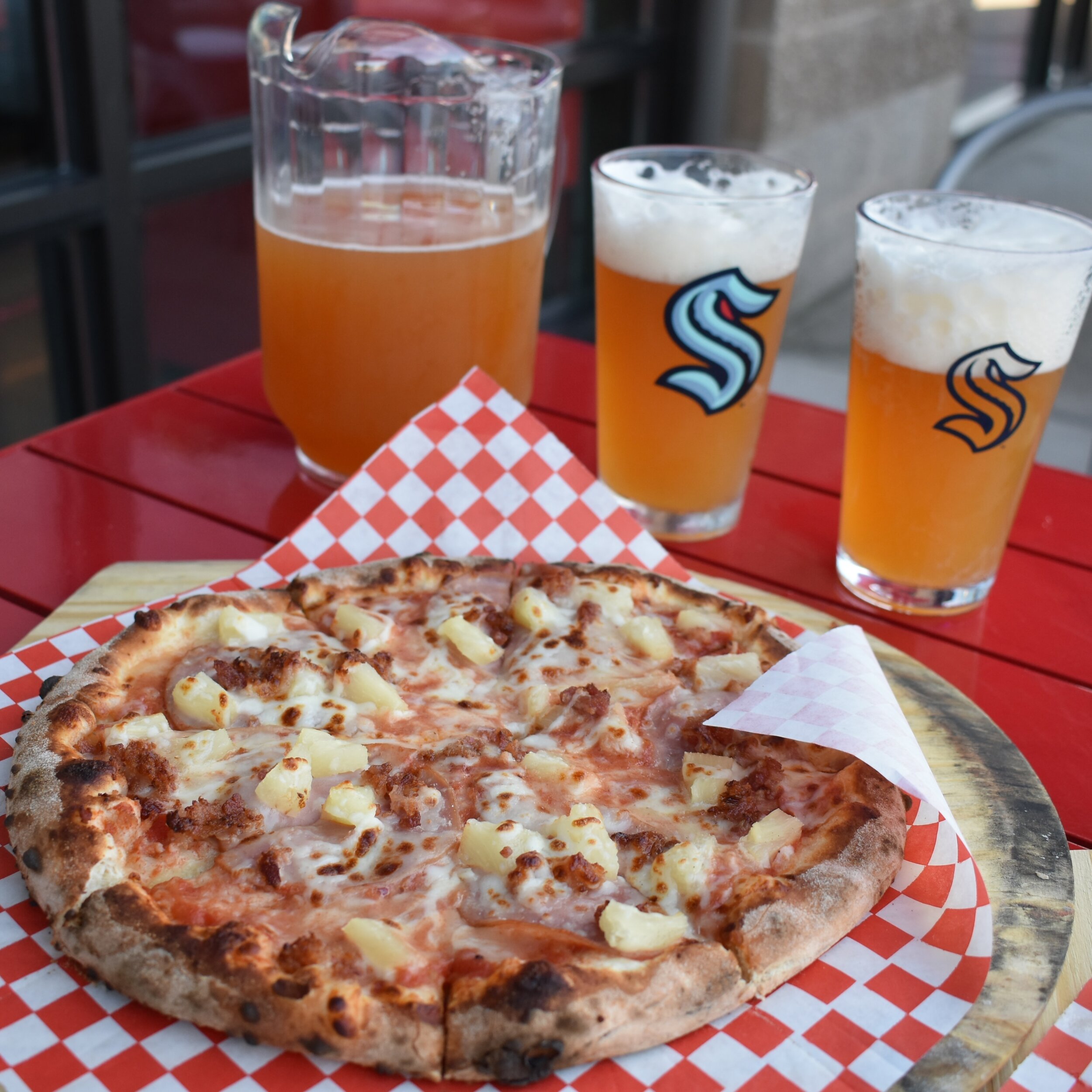 It&rsquo;s #patiosittin weather! ☀️ come chill in #southhill with a fresh pie and an ice cold pitcher! 🍻🍕
fatzachspizza.com
.
.
.
.
#eatlocal #smallbusiness #downtown #smallbusiness #puyallup #pnw #pizza #yummy #instagood  #food #foodporn #catering