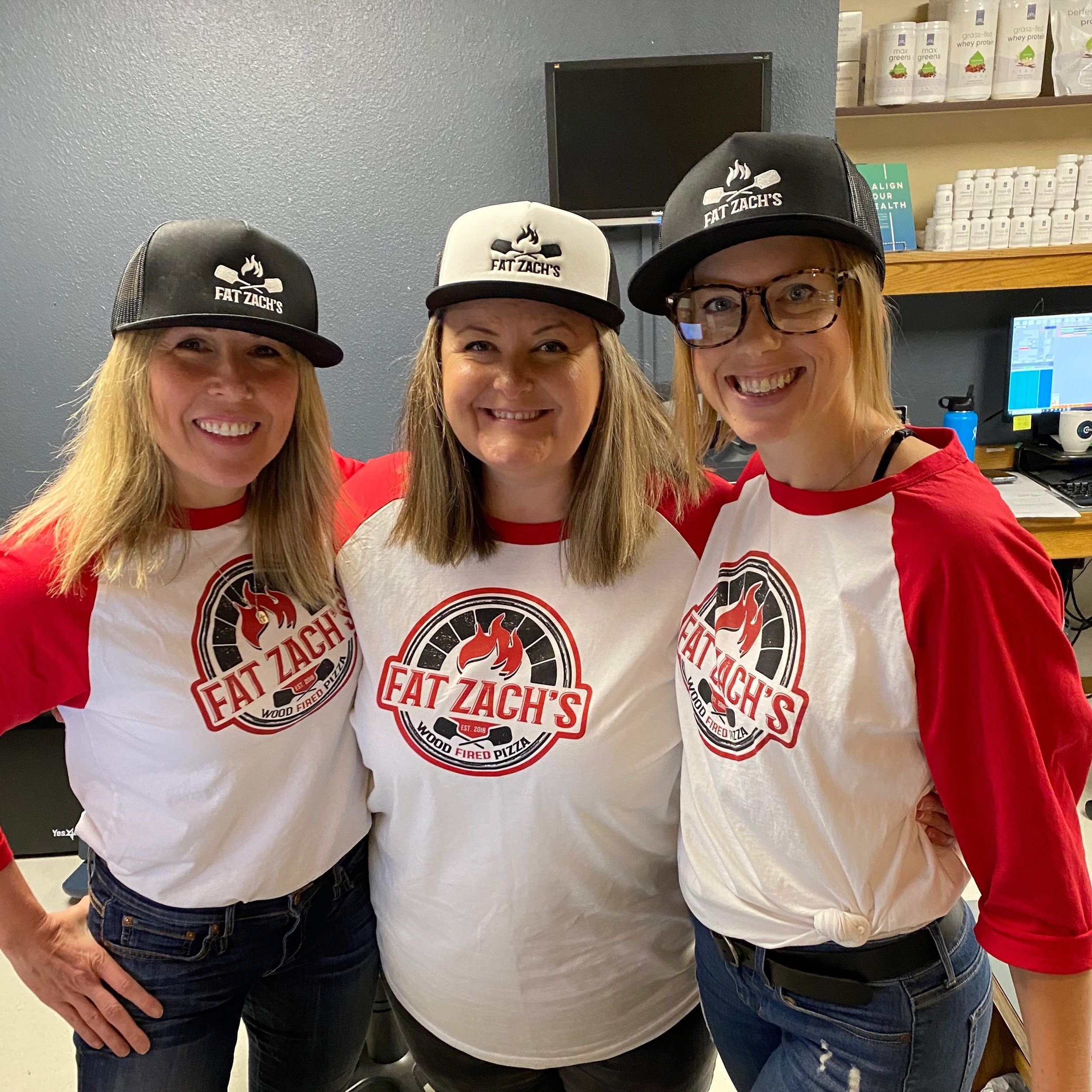 #stylin &amp; #smilin (because our merch is a wearable coupon!) 💸🤑Get 10% off your order when you wear your #FZGear to your in-store visit! 
fatzachspizza.com
.
.
.
.
#eatlocal #smallbusiness #downtown #smallbusiness #puyallup #pnw #pizza #yummy #i