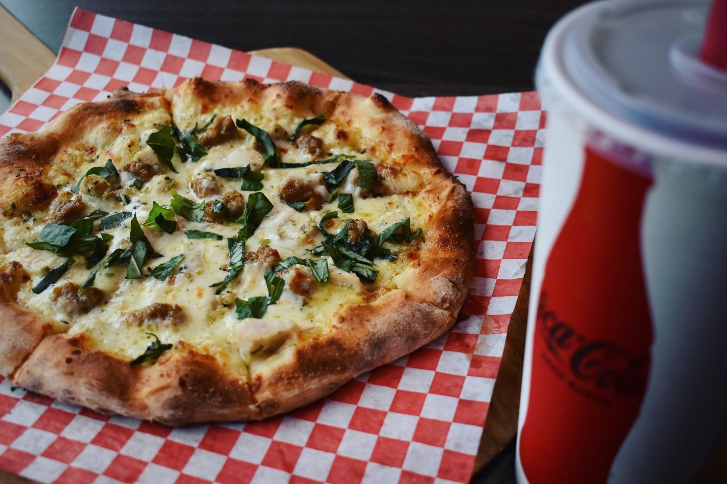Have you tried the #pavarotti? This show stopper will surely make you SING! 🎤 

Tender #garlicchicken, flavorful sausage on our house made creamy ranch, with all the garlicky cheesy shakes we have, then topped with fresh basil ribbons. 🤤🤌 

Get it