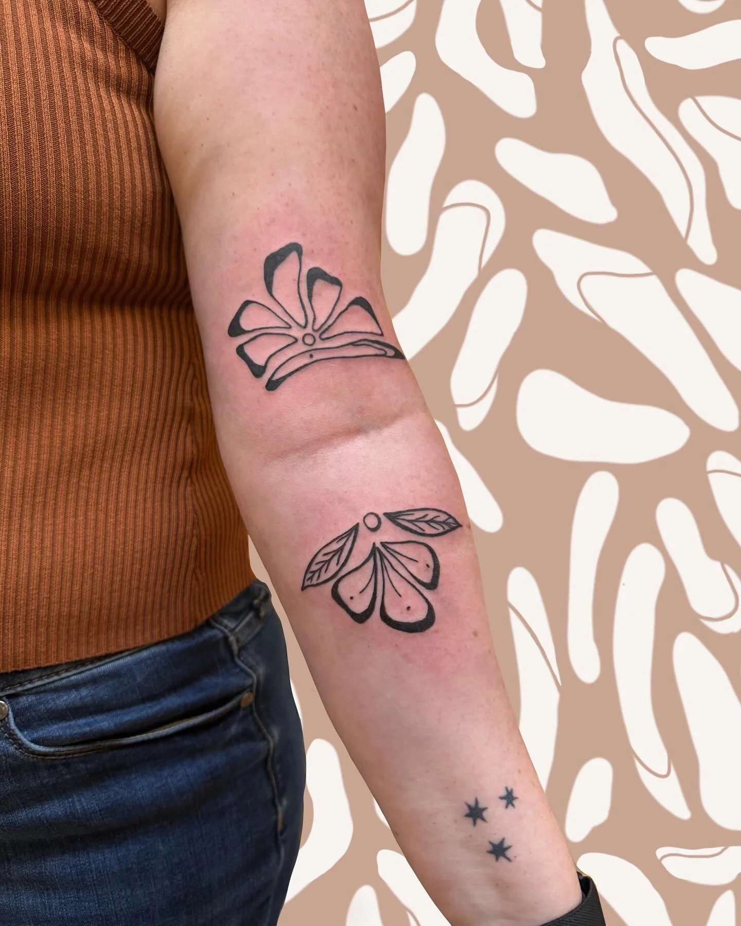 Reflective flash for Emily 🌸🌺 I really enjoy these non-identical mirrored projects yall have been asking for lately&hellip;more please and thank you!
.
.
#flowerflashtattoo #flashtatoo #bouldertattoo #denvertattooartist #fortcollinstattooartist #wo