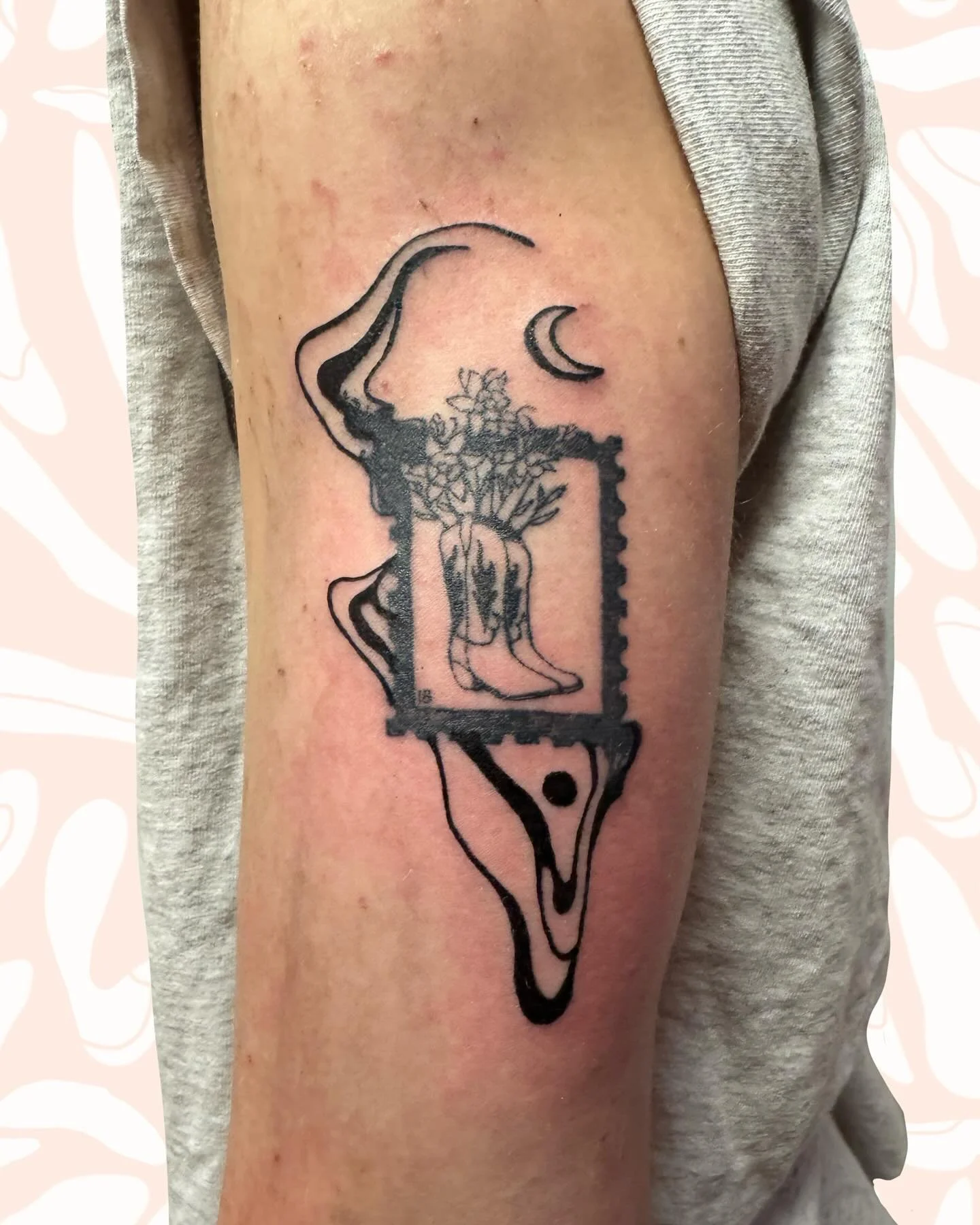 Custom drippy wiggly lines for Sage🌀 (stamp tattoo not by me) I always enjoy add-on projects. More please!
.
.
.
#coloradoartist #bouldertattooartist #denvertattooartist #fortcollinstattooartist #abstracttattoo #boulderartist #tattooaddicts #womenta