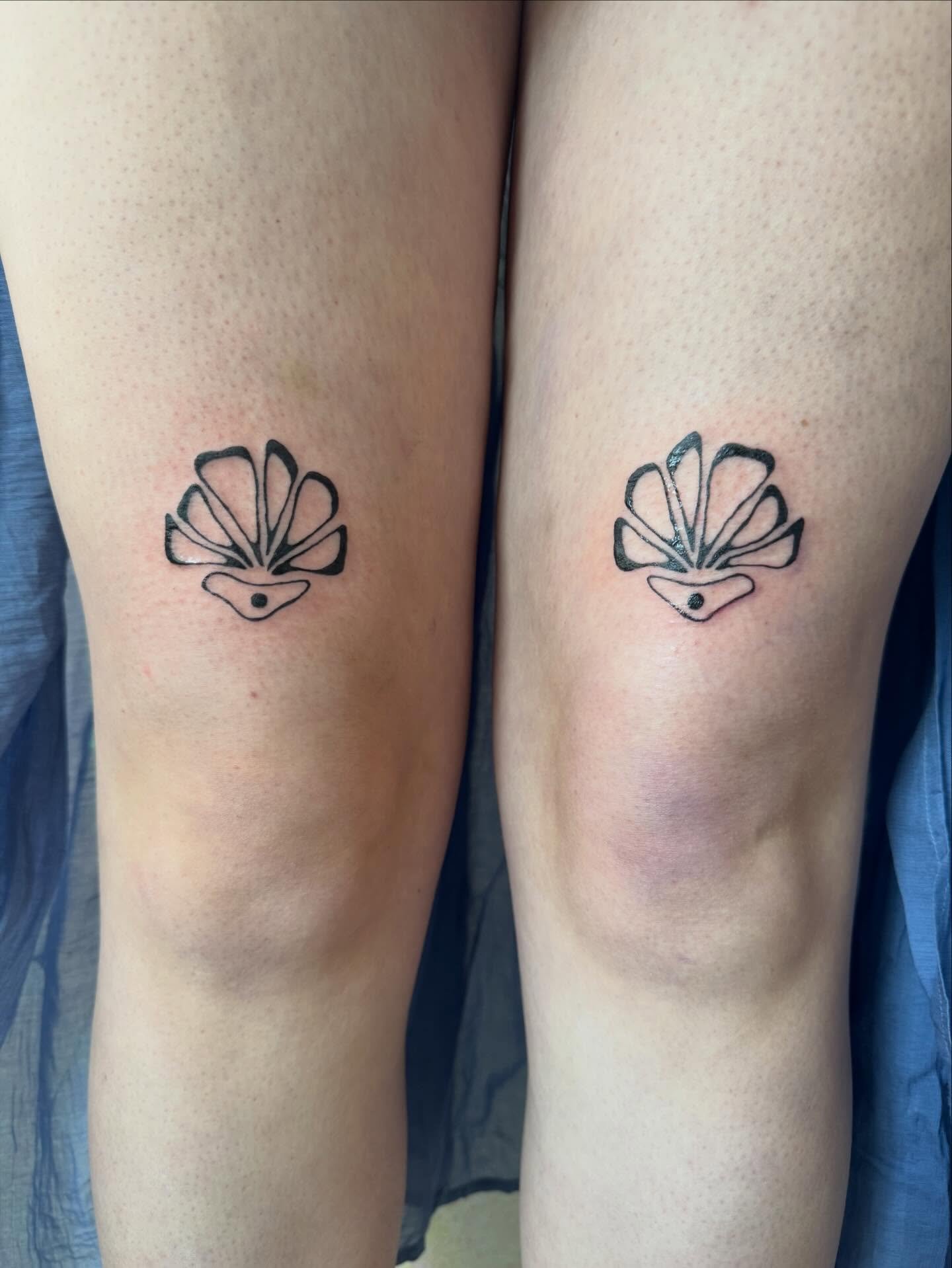 Symmetrical knee mantel tats for Ella 🌷🌷

#flashtattoo #botanicaltattoo #symmetricaltattoo #bouldertattooartist #slctattooartists