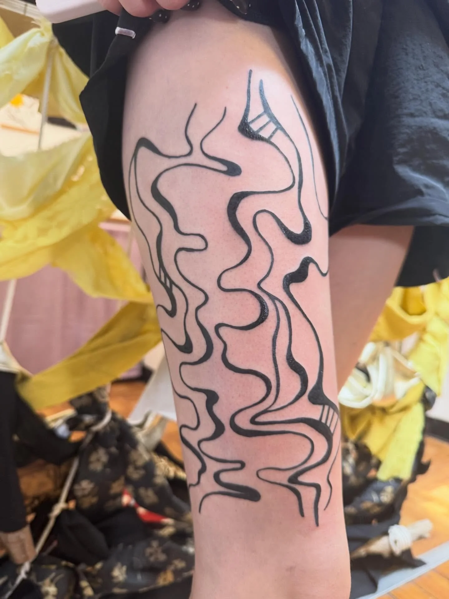 Abstract wiggly leg peice for Jada! This is one of my favs&hellip;I love the size and I love how perfectly the design wrapped around the side of their leg. More large scale projects please + ty 🫶🏽

#abstracttattoo #bouldertattooartist #denvertattoo