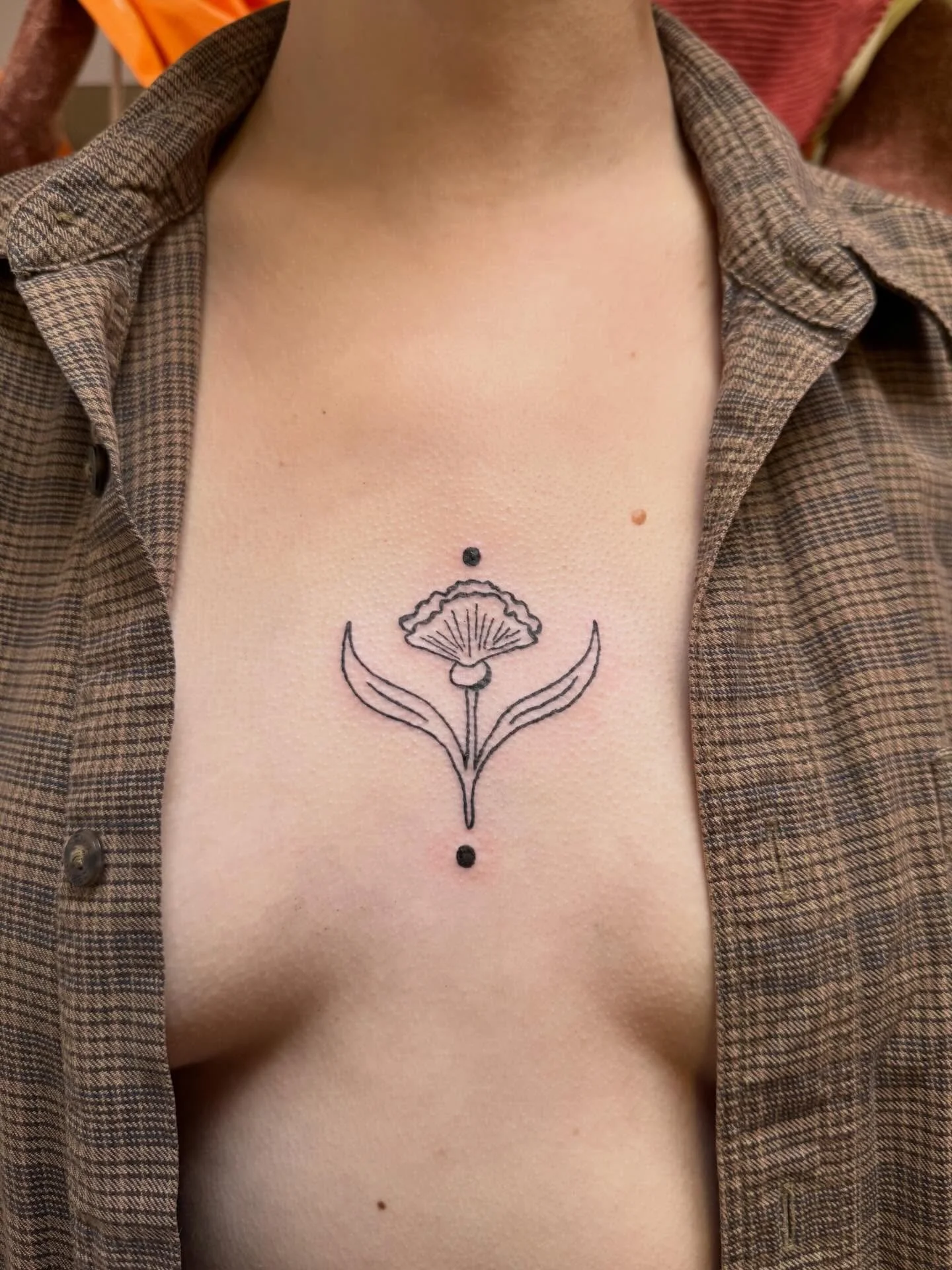 Floral sternum tat for Bela🌷i loooove the placement she chose for this flash, so stunning!

#sternumtattoo #bouldertattooartist #fortcollinstattooartist #denvertattooartist #womentattooers
