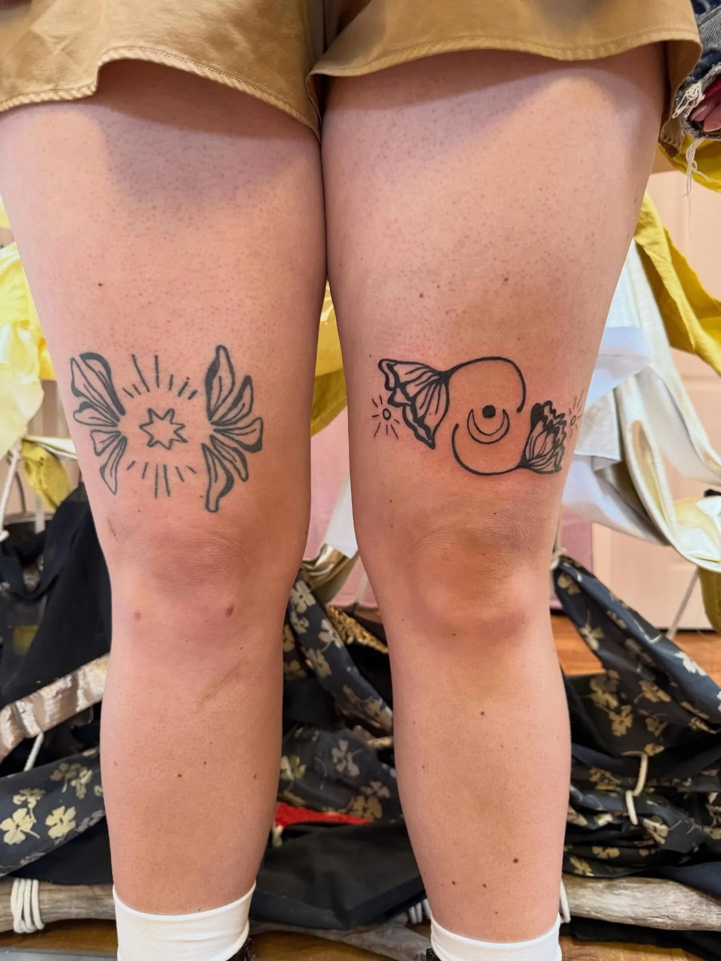 Semi-symmetrical funky botanical ink for Rachel🌷she commissioned this design to compliment the flash piece on her right leg we did a year ago! I SUPA love projects like this, more please &amp; ty!

#bouldertattooartist #fortcollinstattooartist #denv