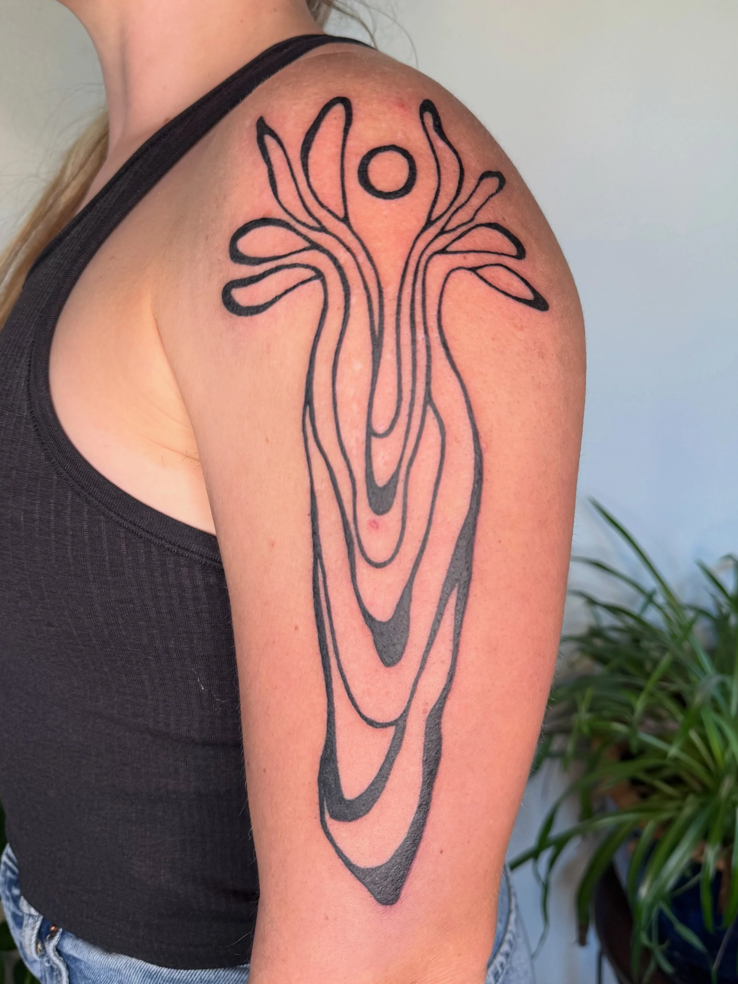 Wiggly botanical ink for Alyssa ꩜ This was one of my large one-off designs she claimed.  I love this droopy shape and how it invokes flowing water and bisections of deep canyon walls. 

#fortcollinstattooartist #fortcollinstattoo #denvertattooartist 