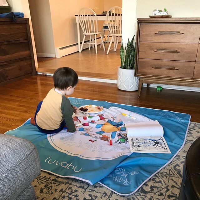 Splat Mat is on duty for color and snack time! Thanks for sharing this adorable pic with us, @saywardcroshaw ! 😁😍