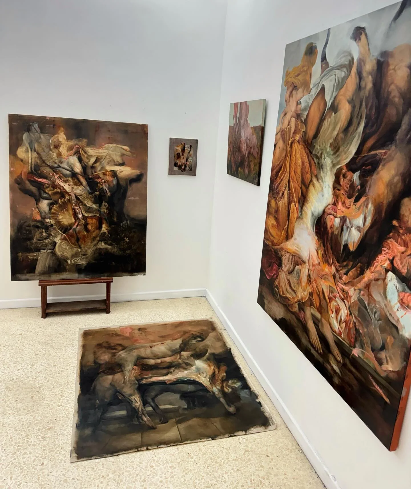 // already in conversation&hellip; across the wall and onto the floor. I&rsquo;m enjoying where this is going
.
n o t e s f r o m t h e a n t h r o p o c e n e
.
#anthropocene #posthumanism #painting #marioabela #victoriagozo