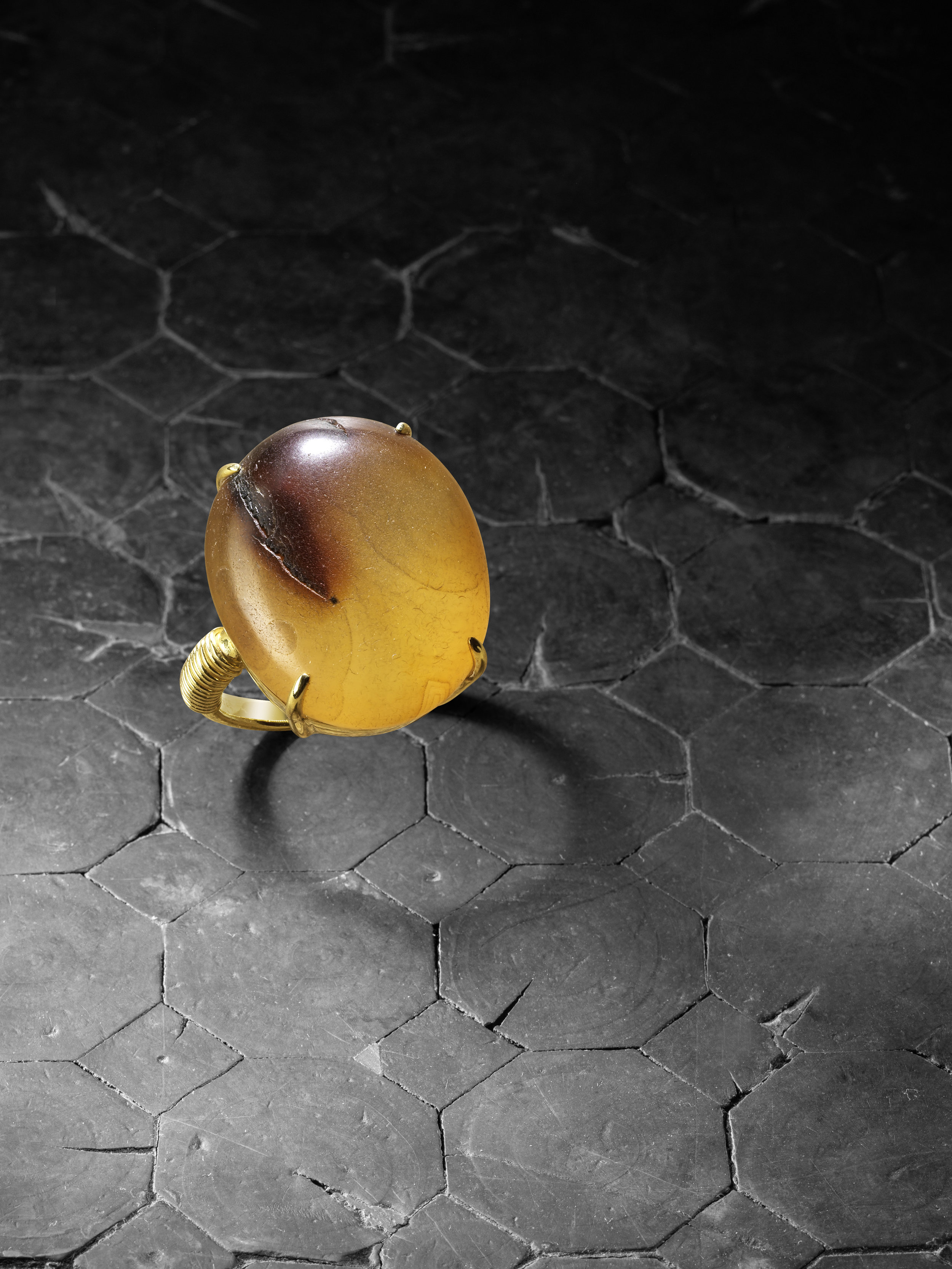 Amber-coloured Madagascar agate pebble ring