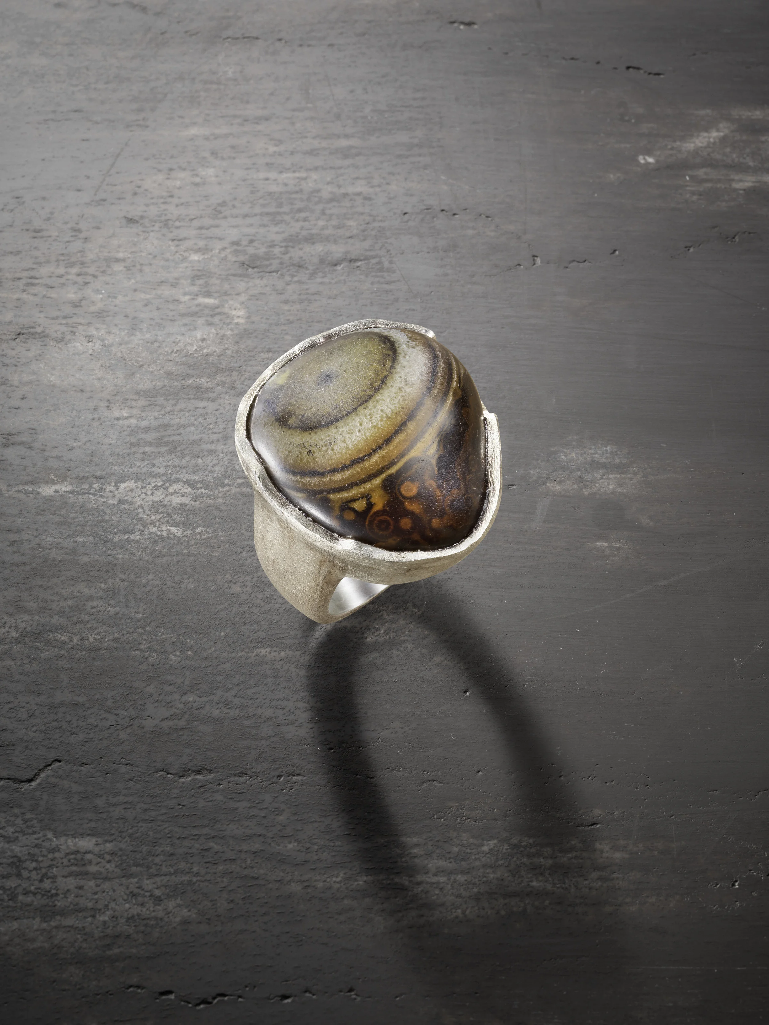 ‘Halo’-effect Madagascar pebble agate ring