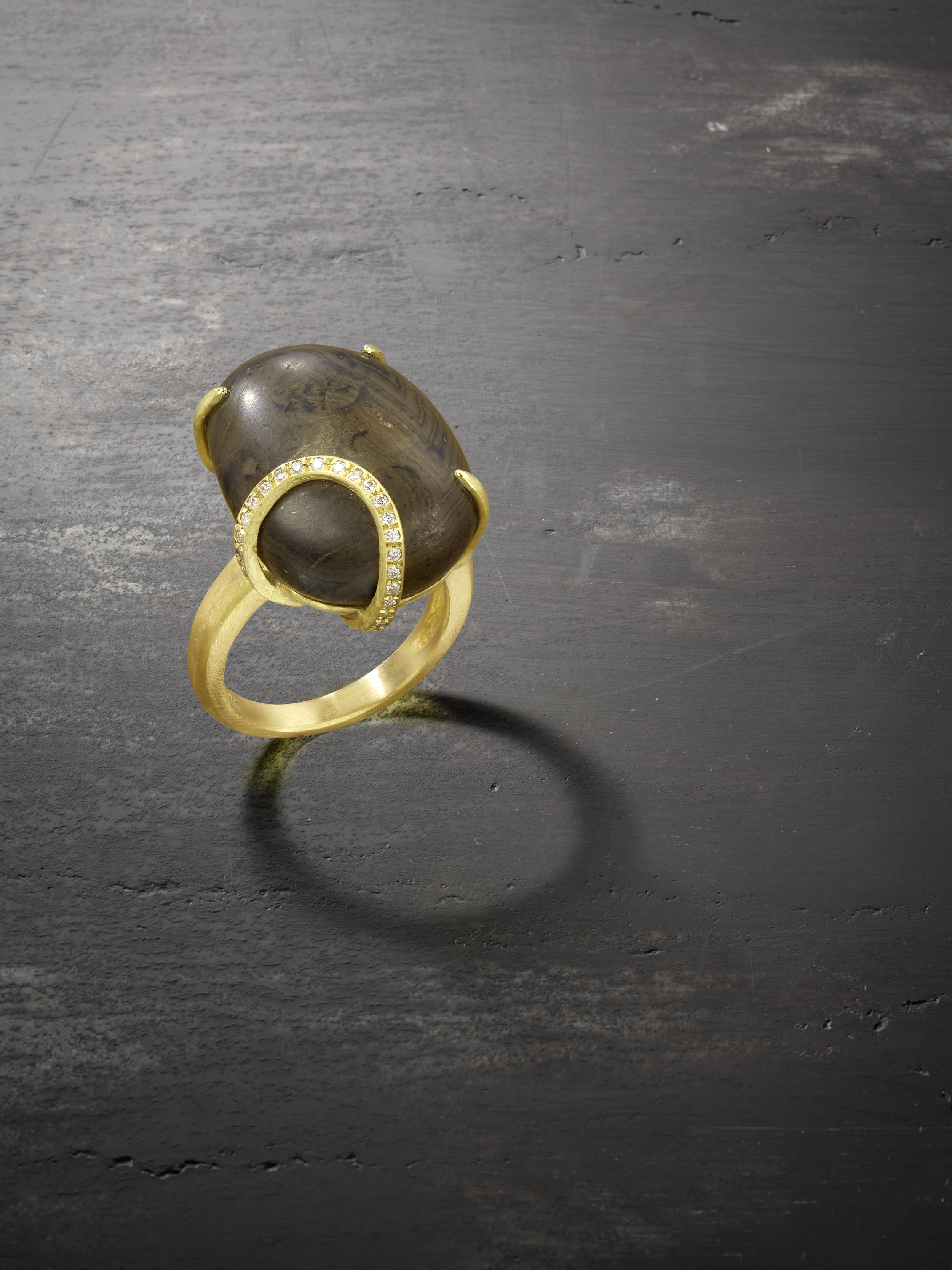 Speckled-brown Madagascar agate pebble ring 