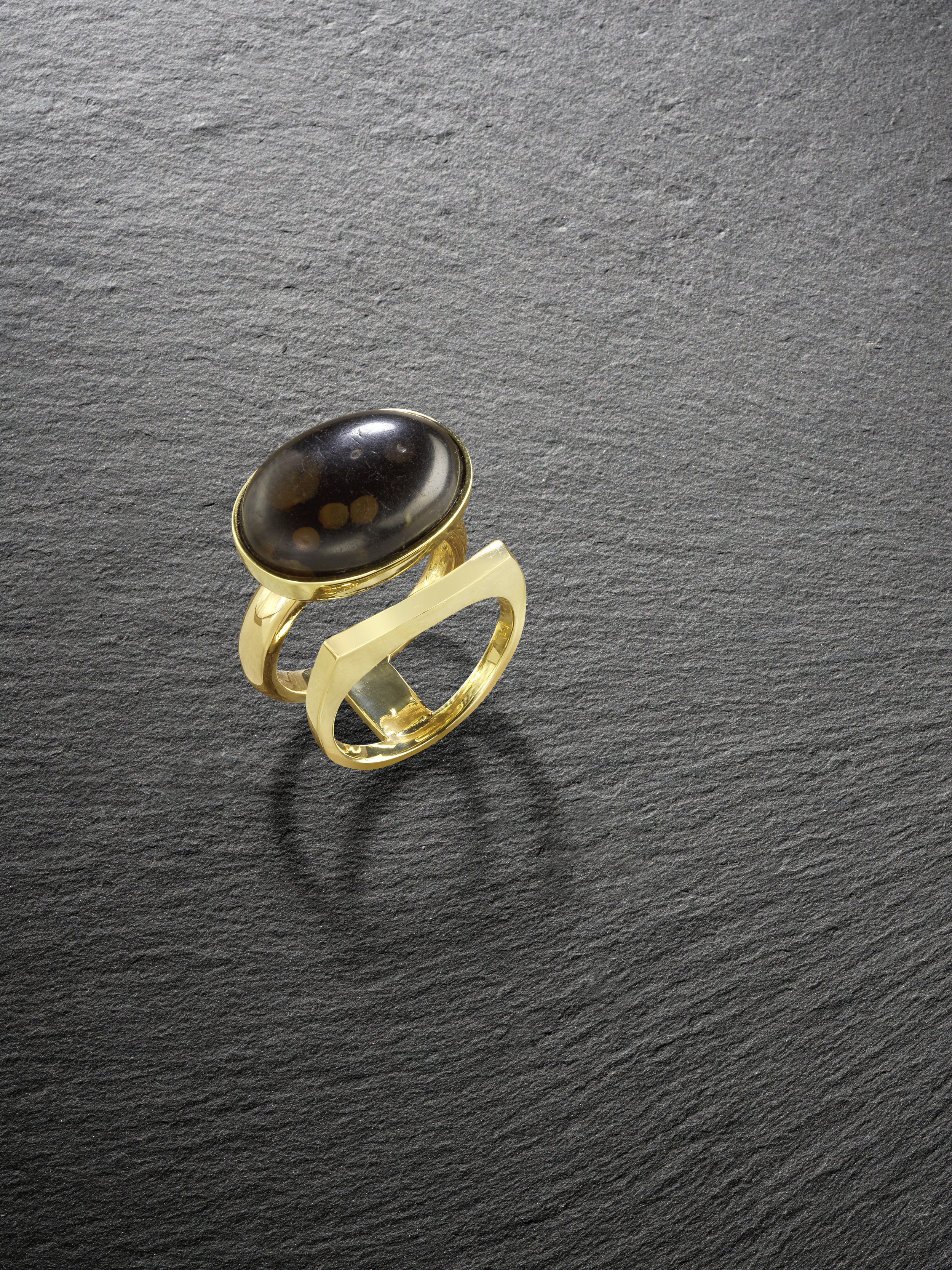 ‘Polka-dot’ dark brown Madagascar agate pebble ring
