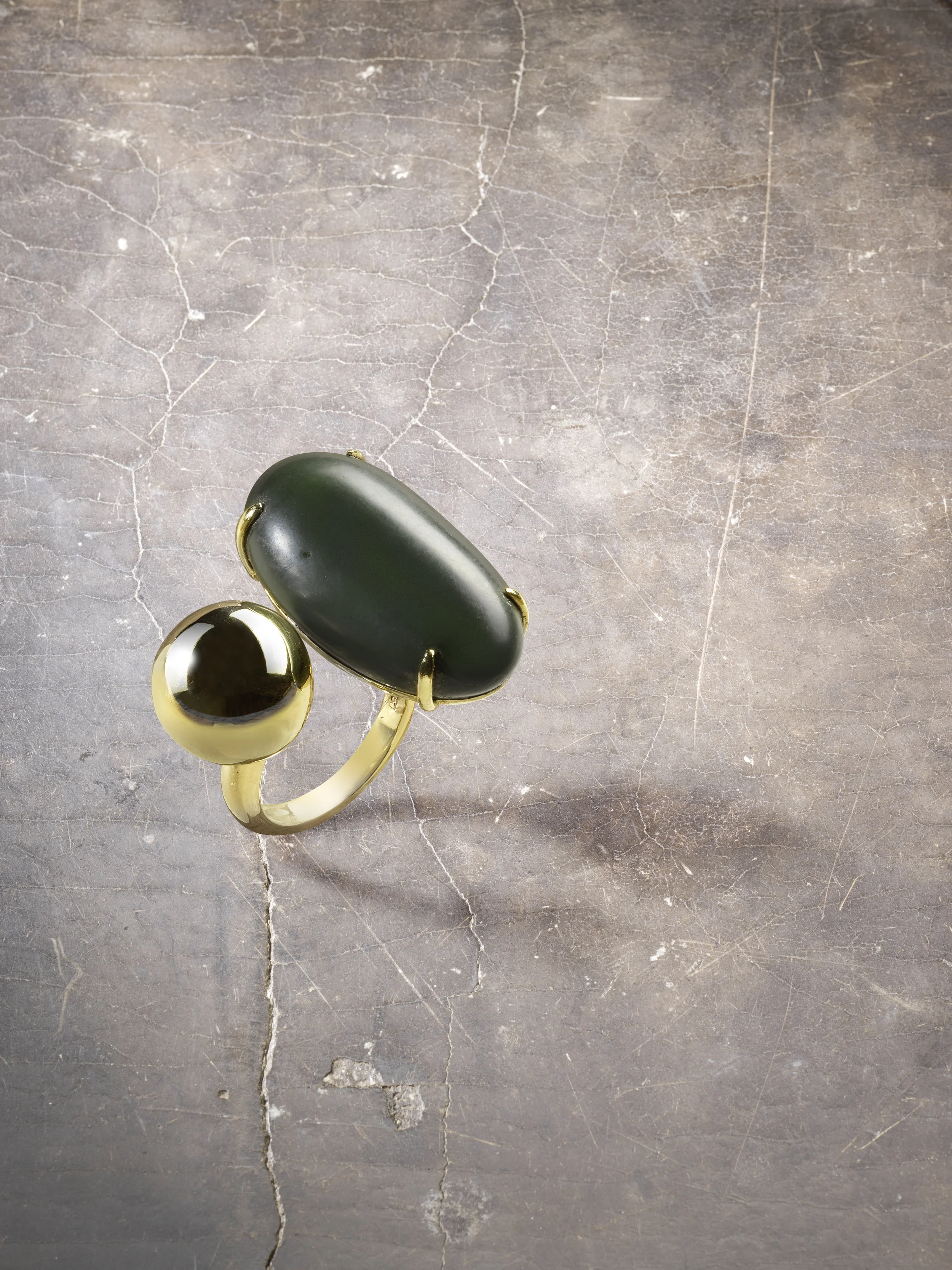 Forest-green Madagascar agate pebble ring with gold ball
