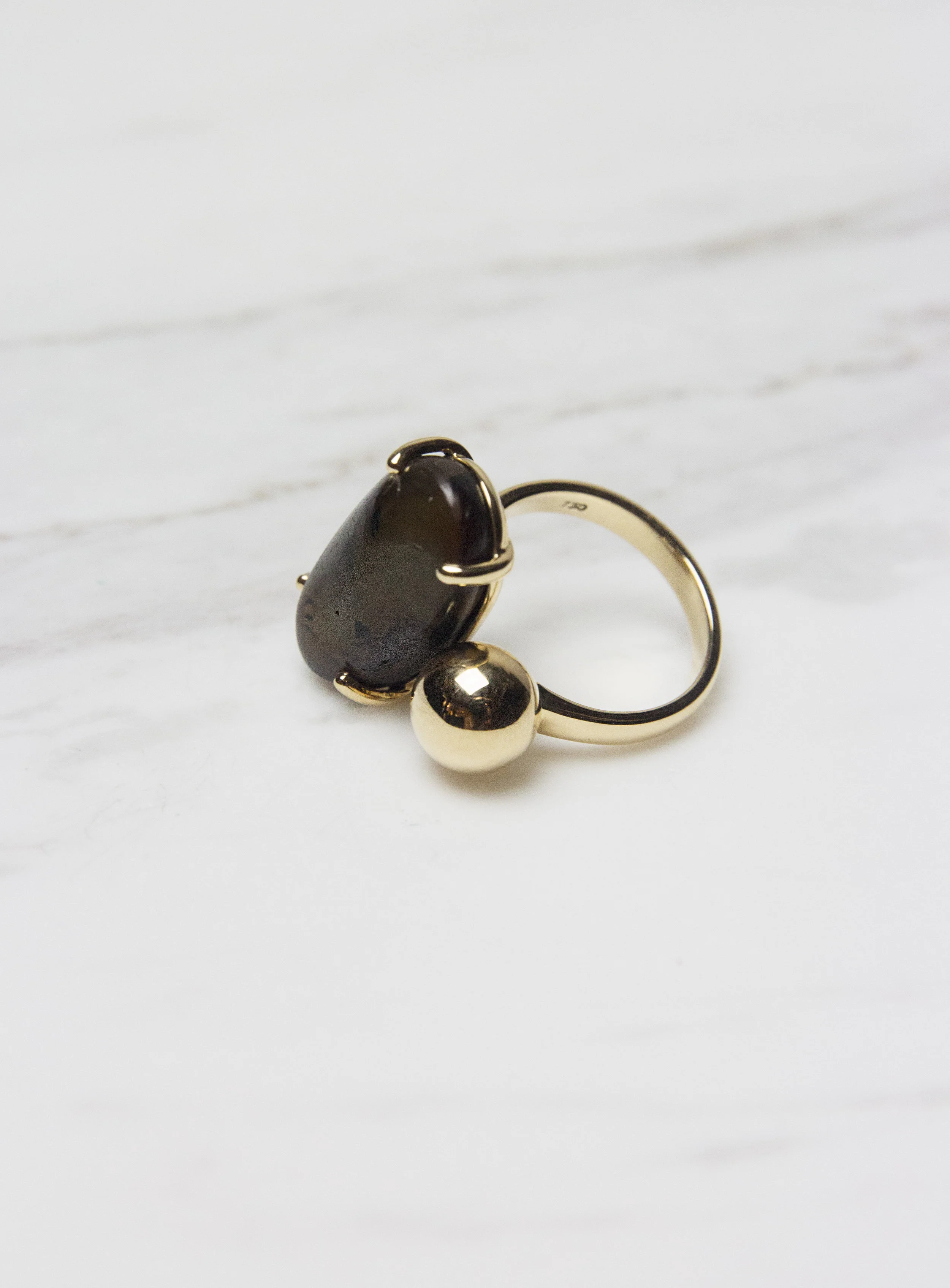 Brown Madagascar agate pebble ring with gold ball