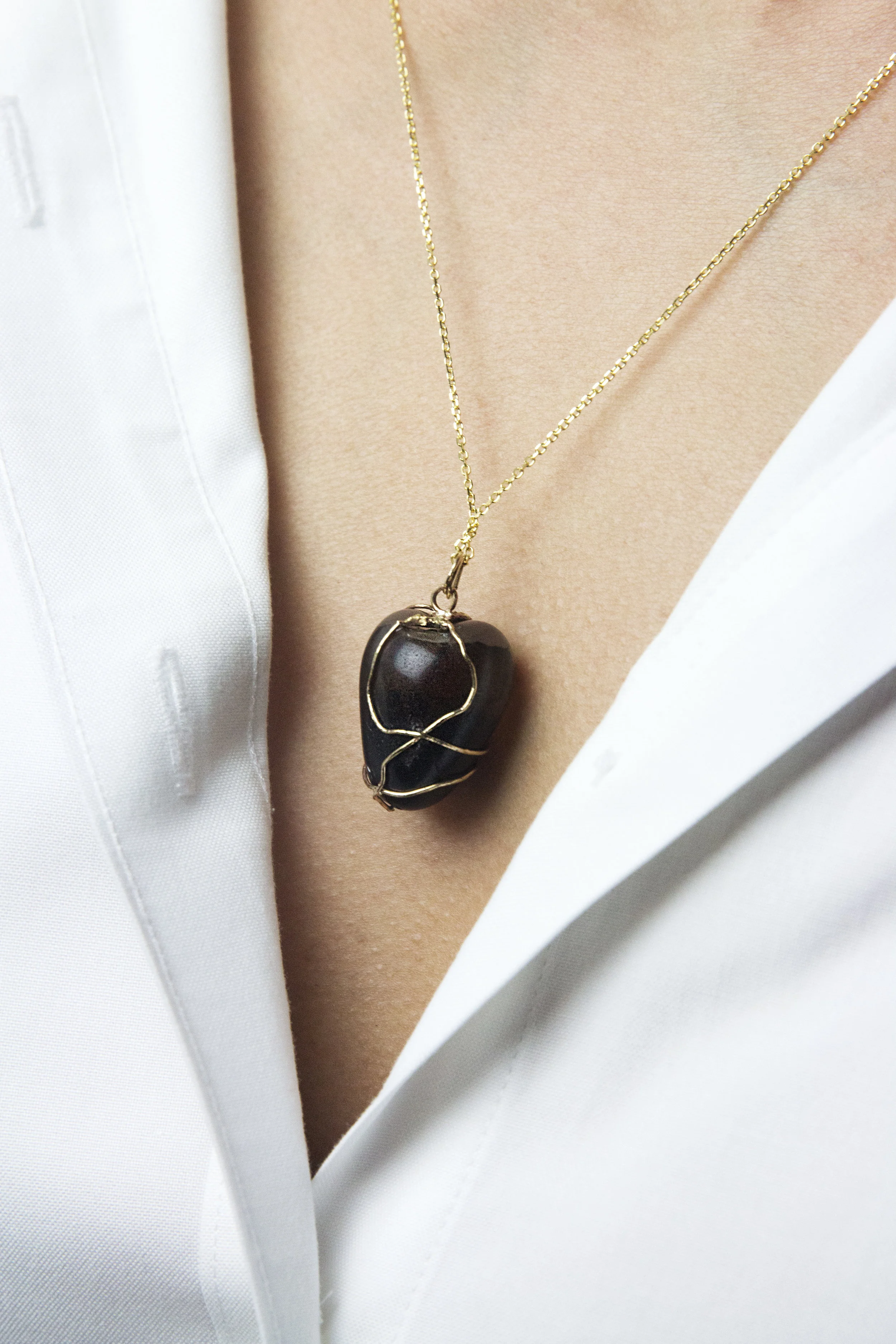 Heart-shaped Madagascar agate pebble pendant